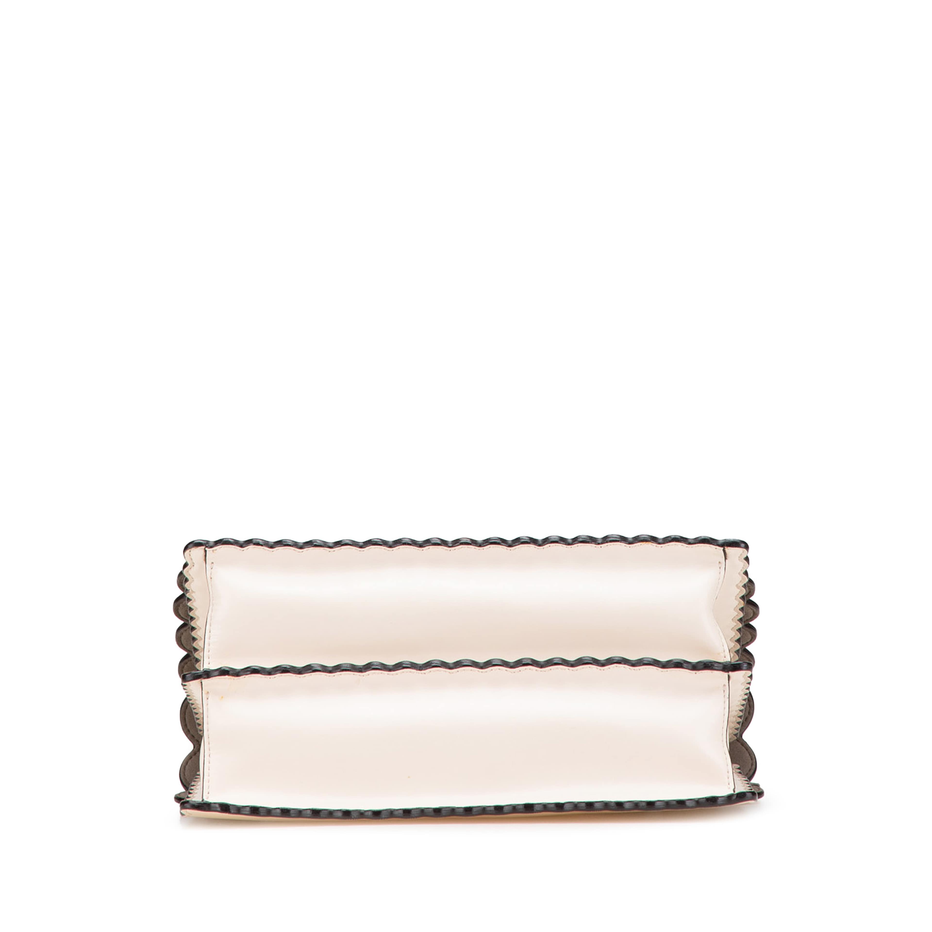 Fendi Medium Vitello Liberty Lucido Flowers And Bows Scalloped Studded Kan I Satchel, från Luxclusif, i färgen light beige. Klicka för att öppna bilden i stort format