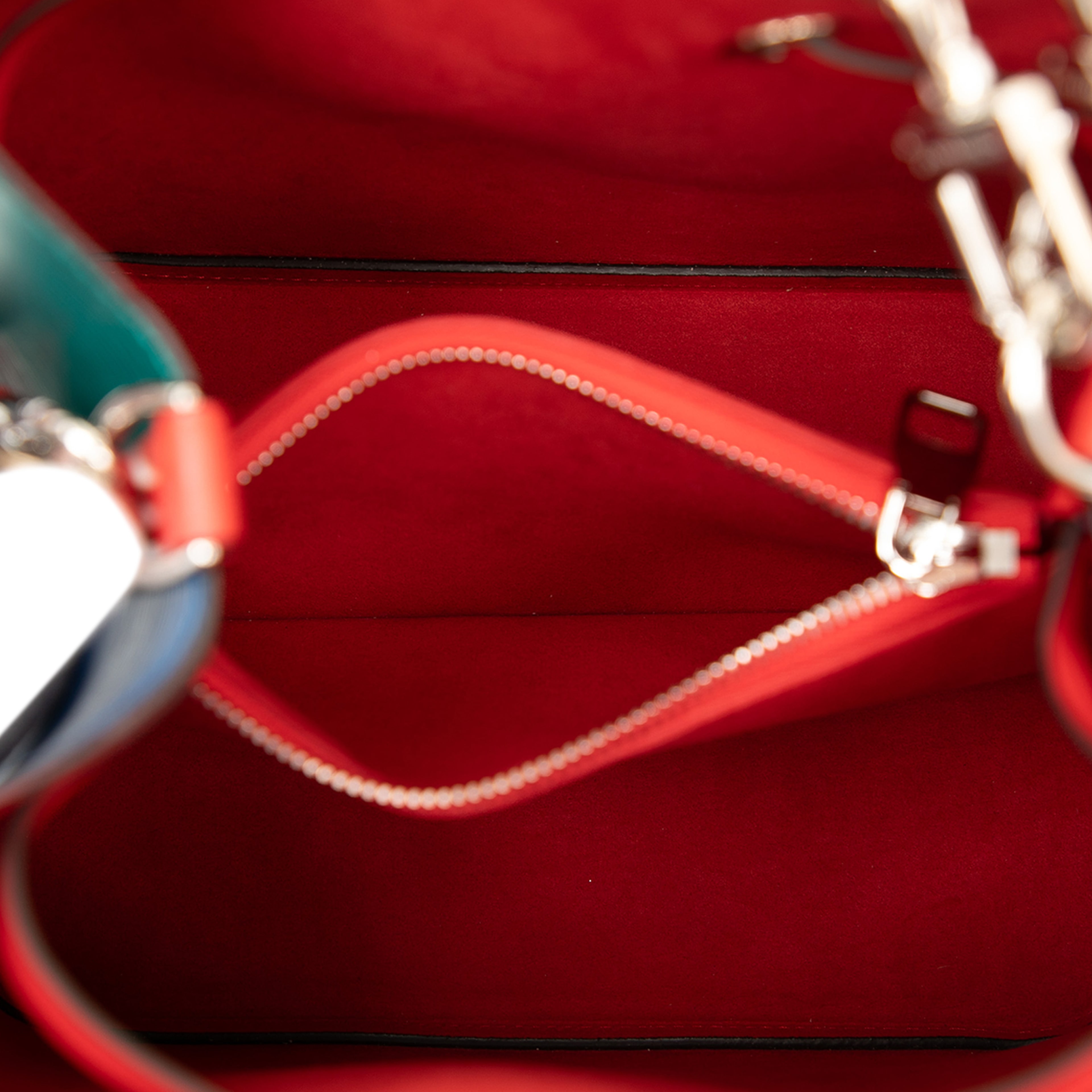 Louis Vuitton Epi Neonoe Mm, från Luxclusif, i färgen blue. Klicka för att öppna bilden i stort format