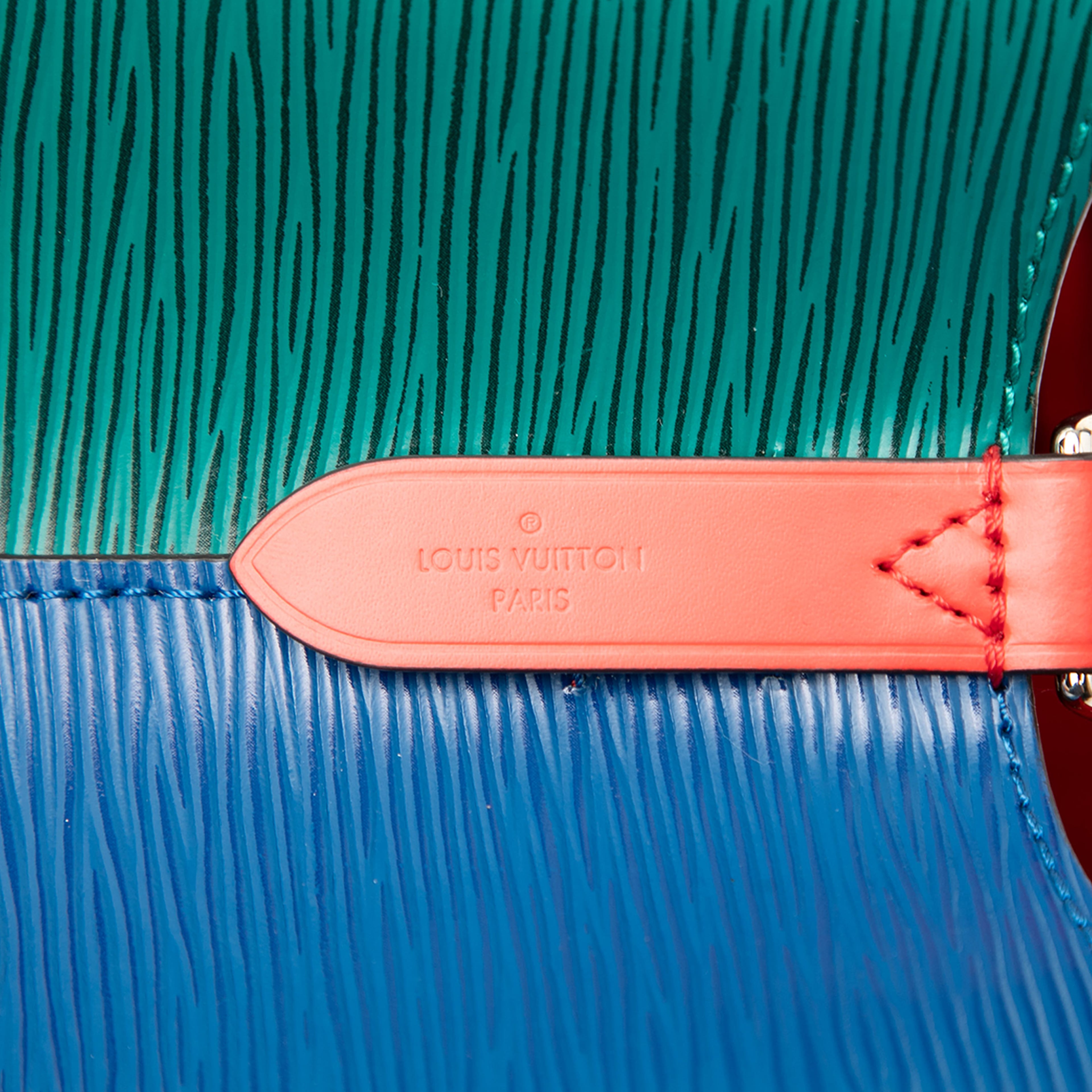 Louis Vuitton Epi Neonoe Mm, från Luxclusif, i färgen blue. Klicka för att öppna bilden i stort format