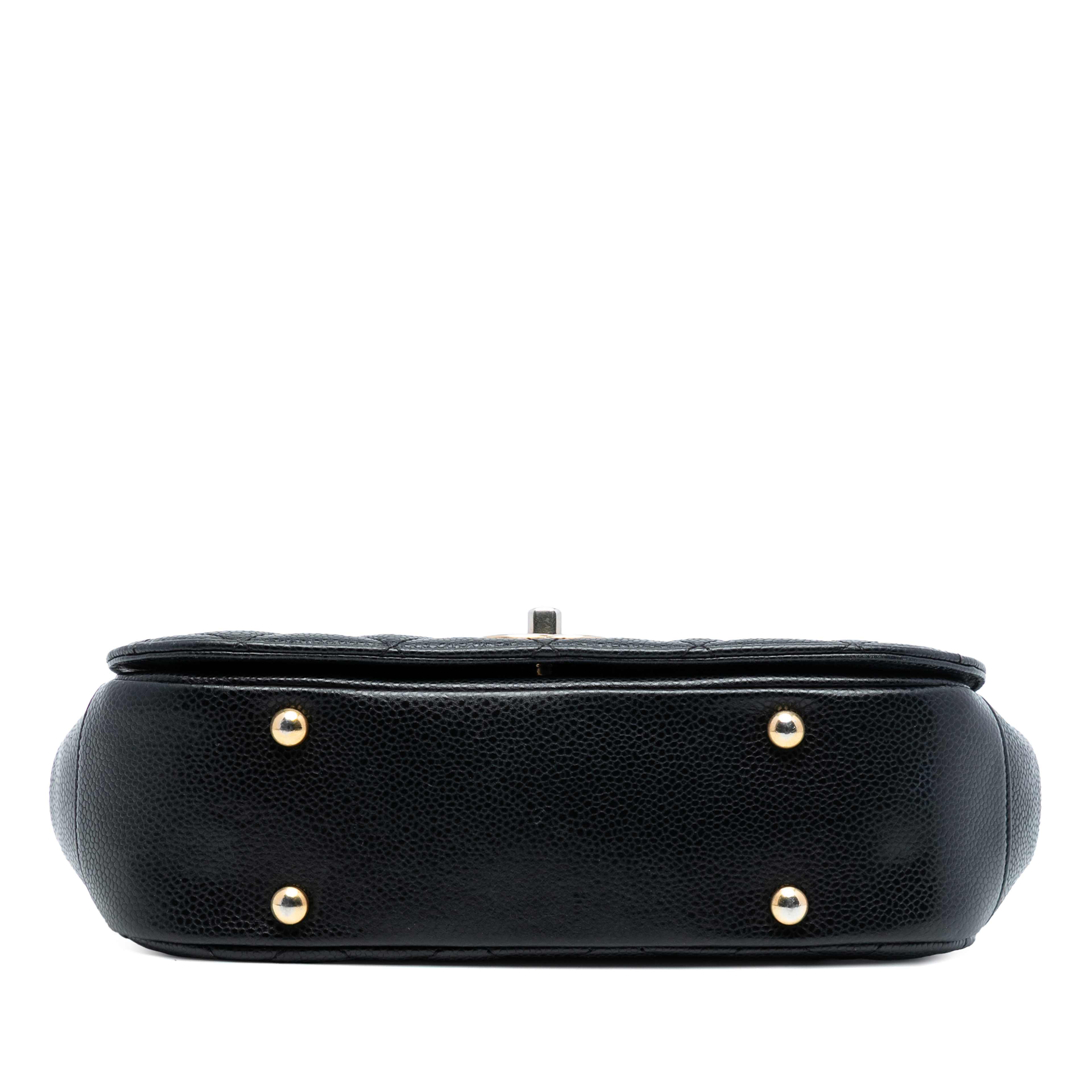 Chanel Small Quilted Caviar Carry Around Flap, från Luxclusif, i färgen black. Klicka för att öppna bilden i stort format