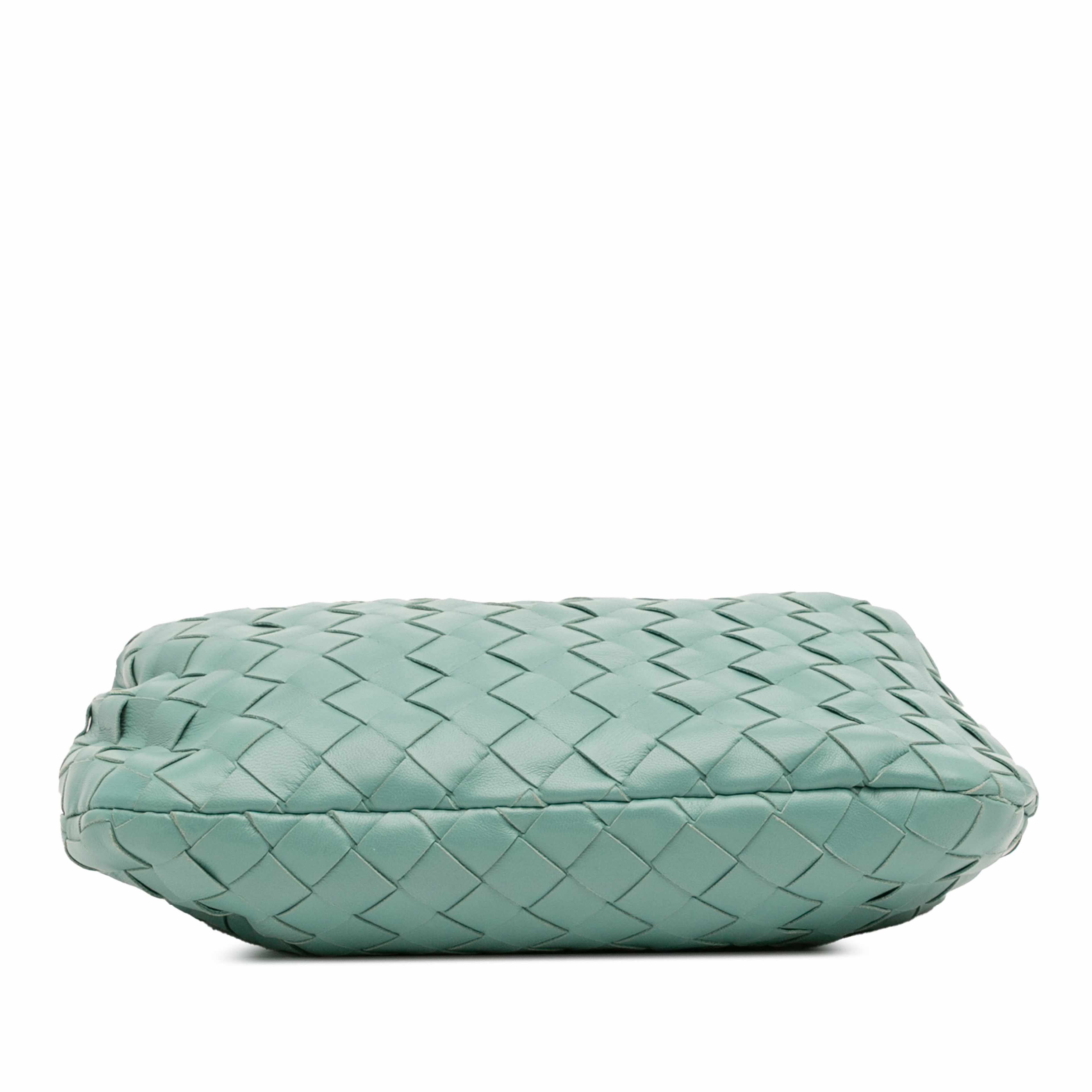 Bottega Veneta Mini Nappa Intrecciato Jodie, från Luxclusif, i färgen light blue. Klicka för att öppna bilden i stort format