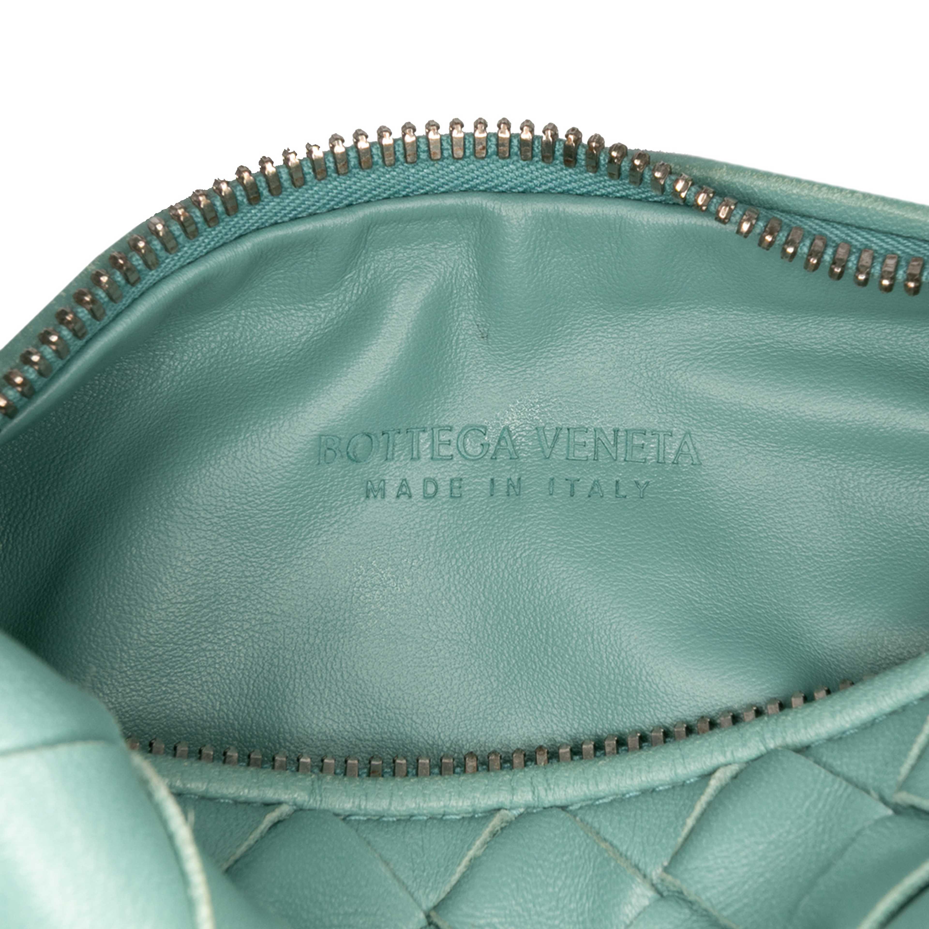 Bottega Veneta Mini Nappa Intrecciato Jodie, från Luxclusif, i färgen light blue. Klicka för att öppna bilden i stort format