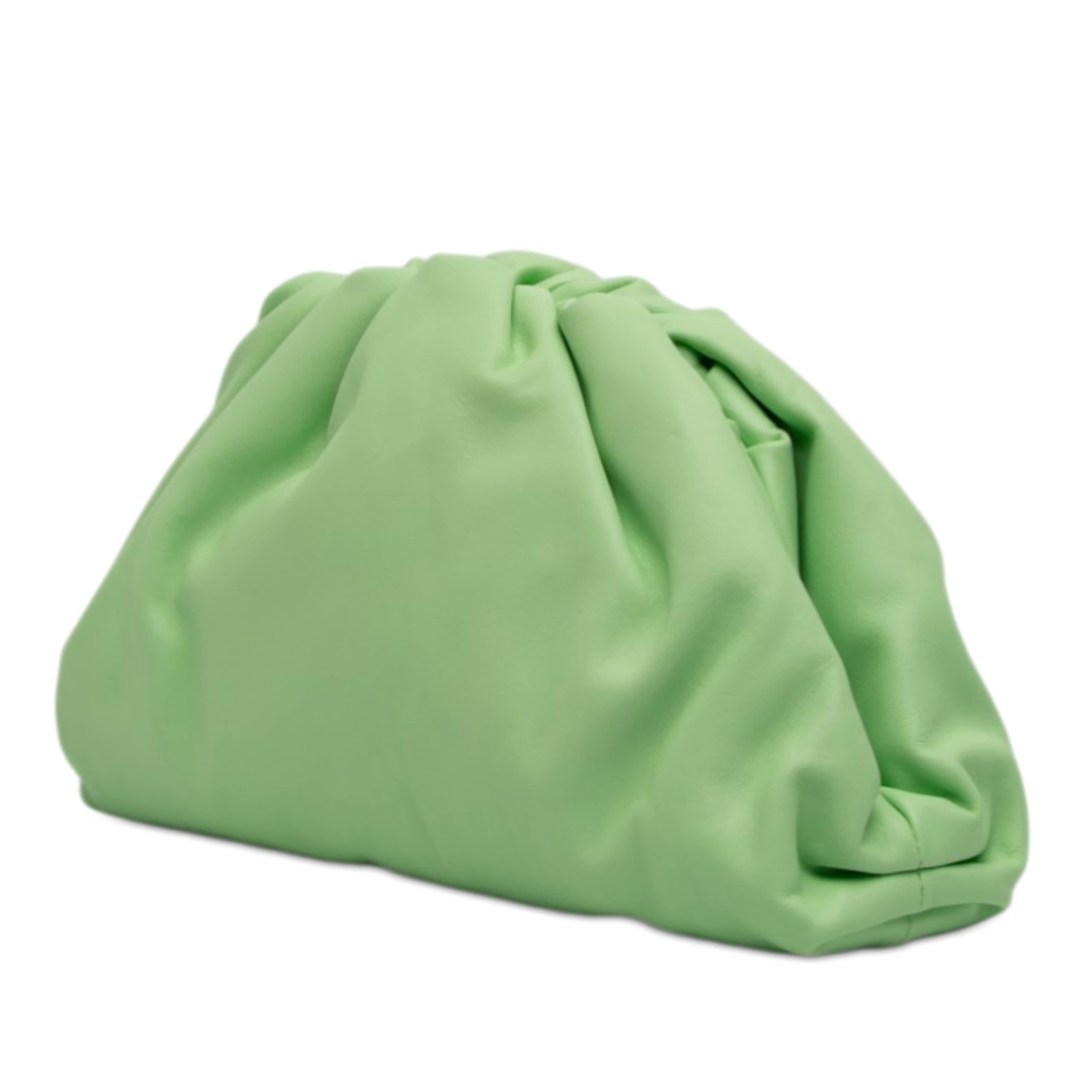 Bottega Veneta Teen Lambskin The Pouch, från Luxclusif, i färgen light green. Klicka för att öppna bilden i stort format