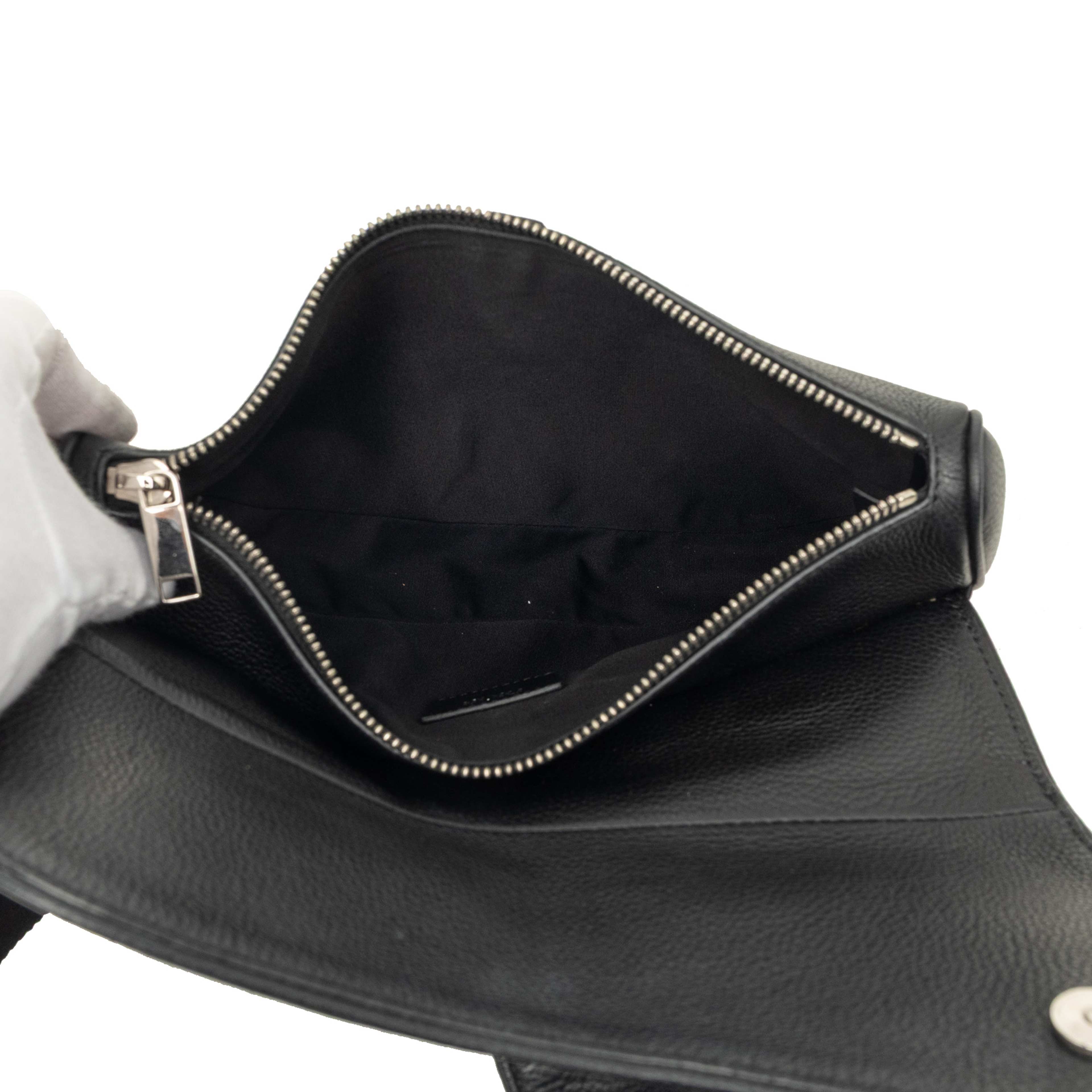 Dior Grained Calfskin Saddle Bag, från Luxclusif, i färgen svart. Klicka för att öppna bilden i stort format