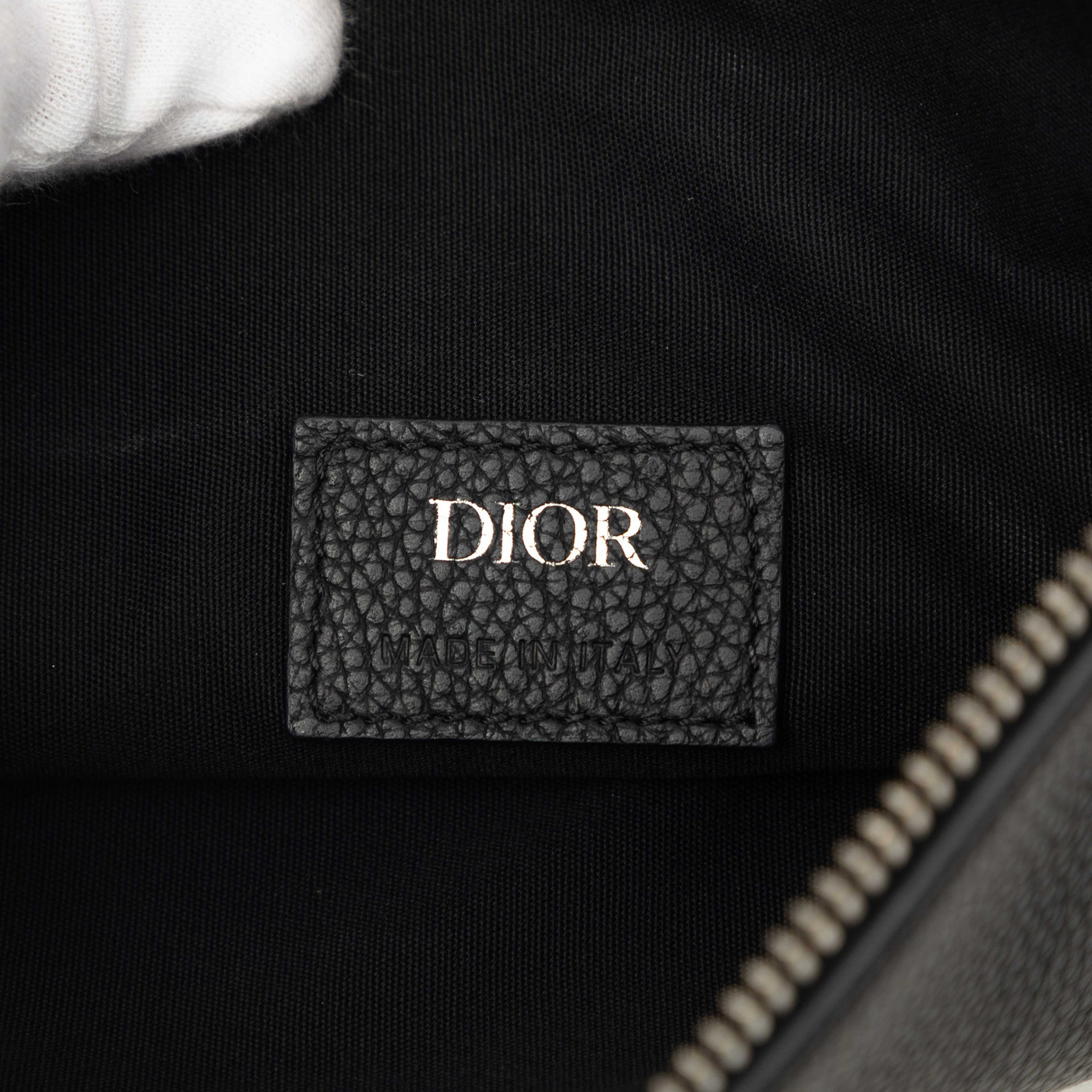 Dior Grained Calfskin Saddle Bag, från Luxclusif, i färgen svart. Klicka för att öppna bilden i stort format