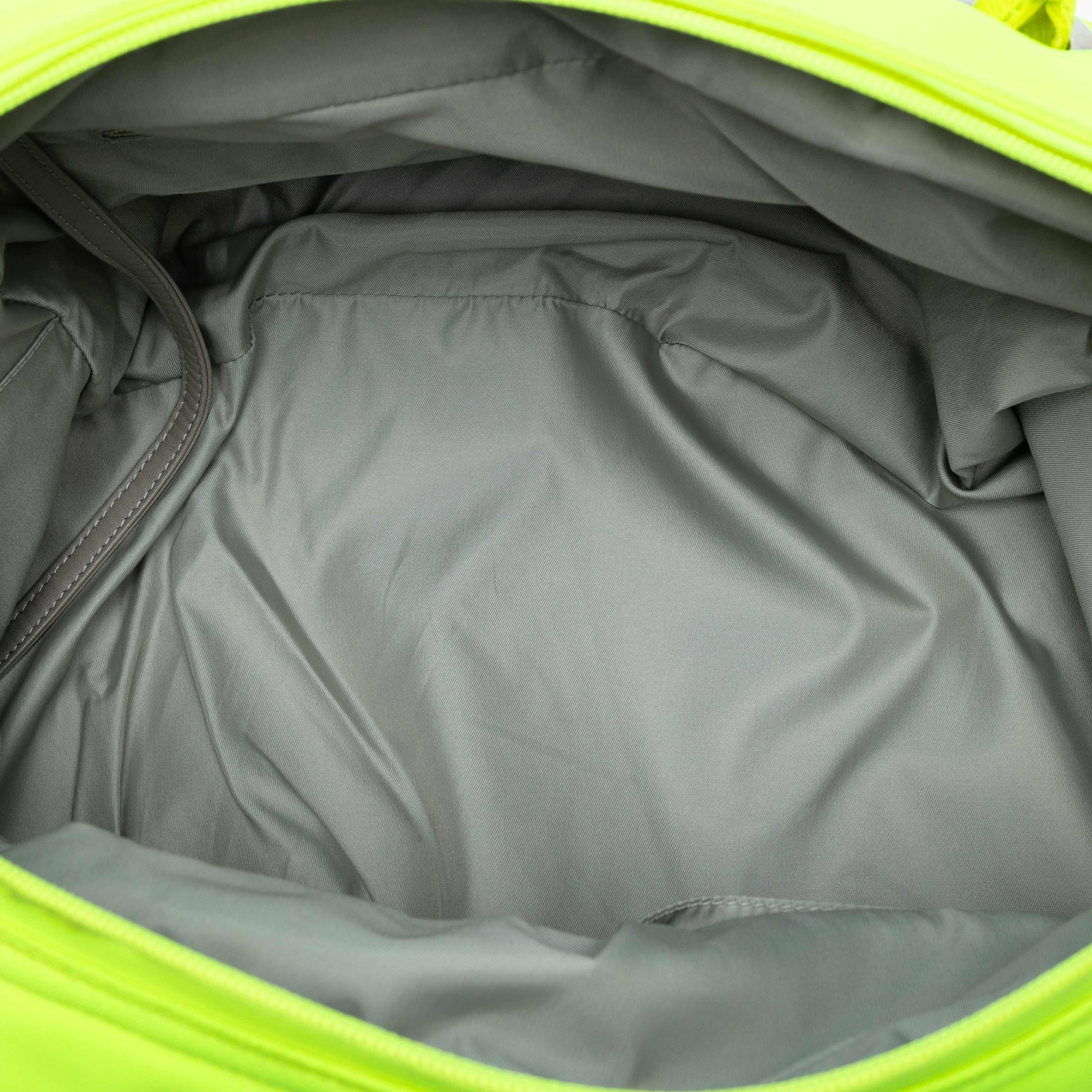 Chanel Paris Biarritz Quilted Canvas Fluo Duffle Bag, från Luxclusif, i färgen neon yellow. Klicka för att öppna bilden i stort format