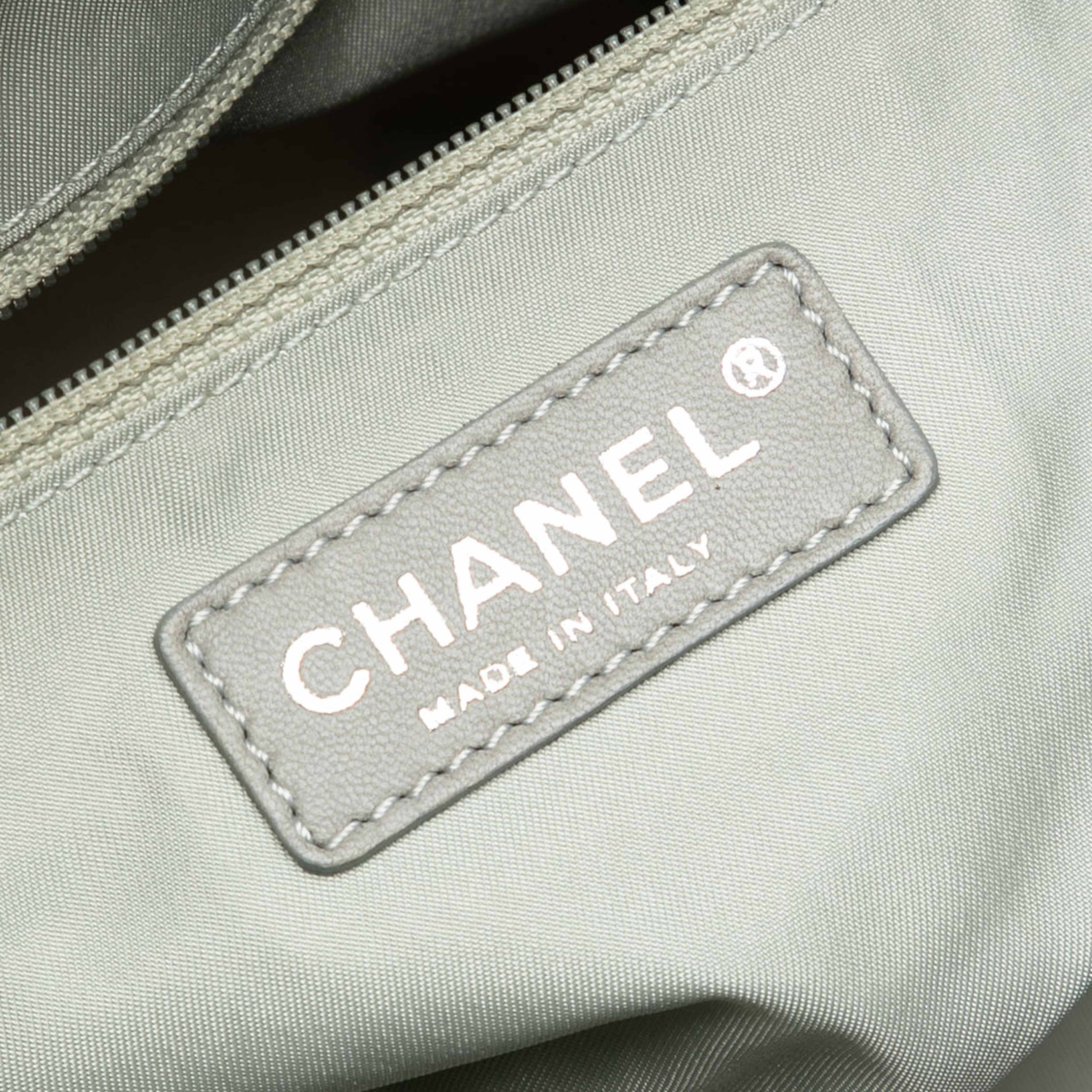 Chanel Paris Biarritz Quilted Canvas Fluo Duffle Bag, från Luxclusif, i färgen neon yellow. Klicka för att öppna bilden i stort format