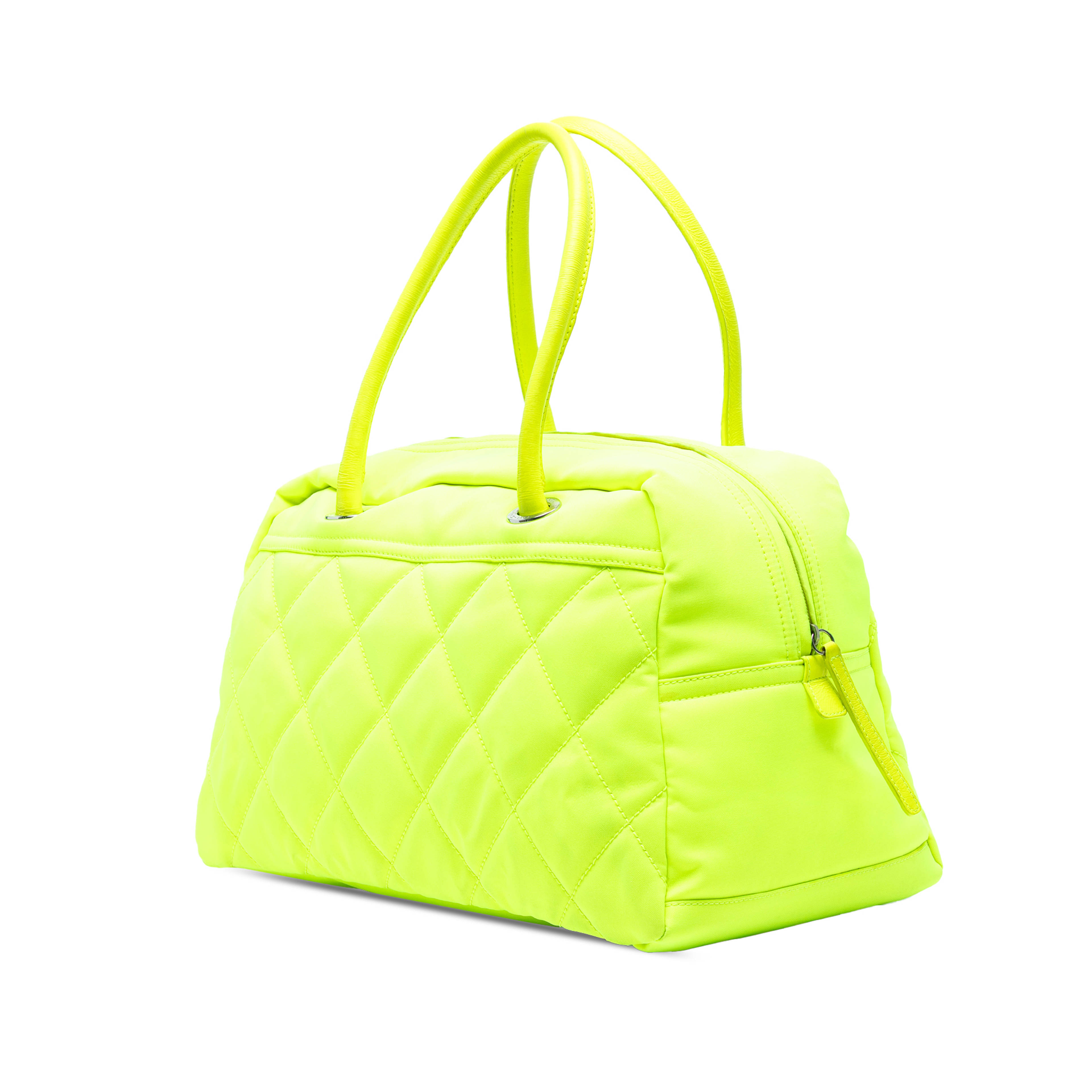 Chanel Paris Biarritz Quilted Canvas Fluo Duffle Bag, från Luxclusif, i färgen neon yellow. Klicka för att öppna bilden i stort format