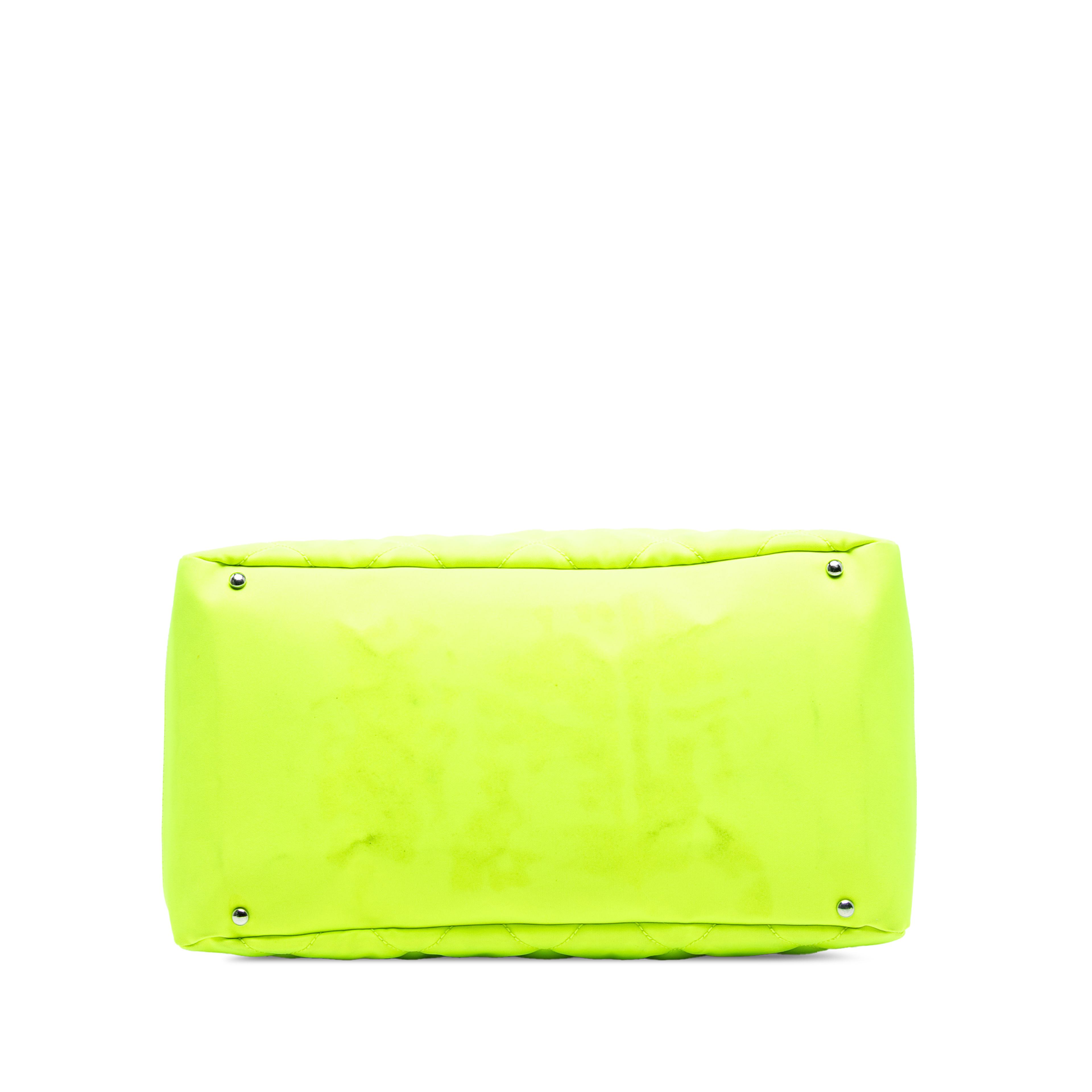 Chanel Paris Biarritz Quilted Canvas Fluo Duffle Bag, från Luxclusif, i färgen neon yellow. Klicka för att öppna bilden i stort format