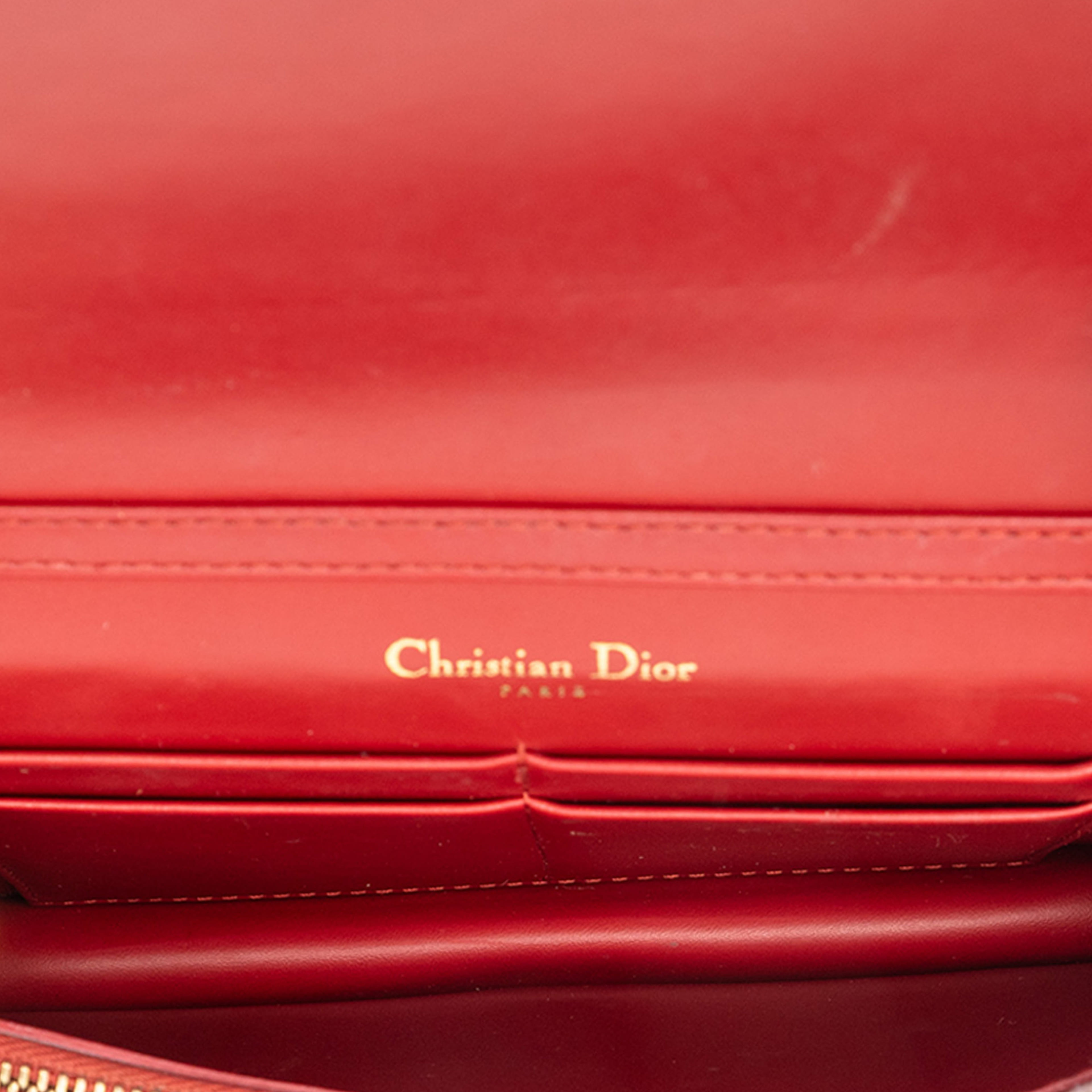 Dior Calfskin J Adior Wallet On Chain, från Luxclusif, i färgen red. Klicka för att öppna bilden i stort format