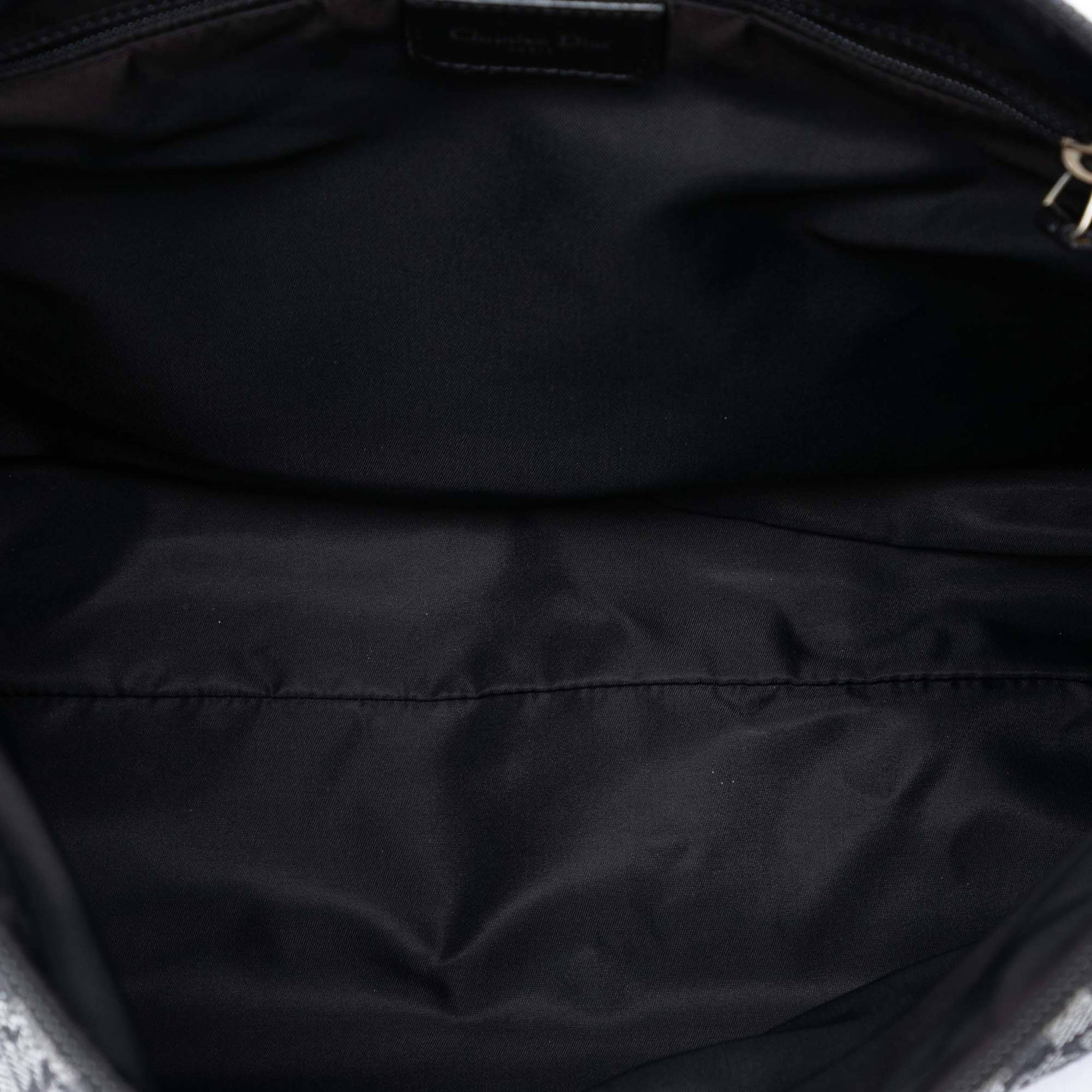 Dior Diorissimo Trotter Canvas Crossbody, från Luxclusif, i färgen navy. Klicka för att öppna bilden i stort format