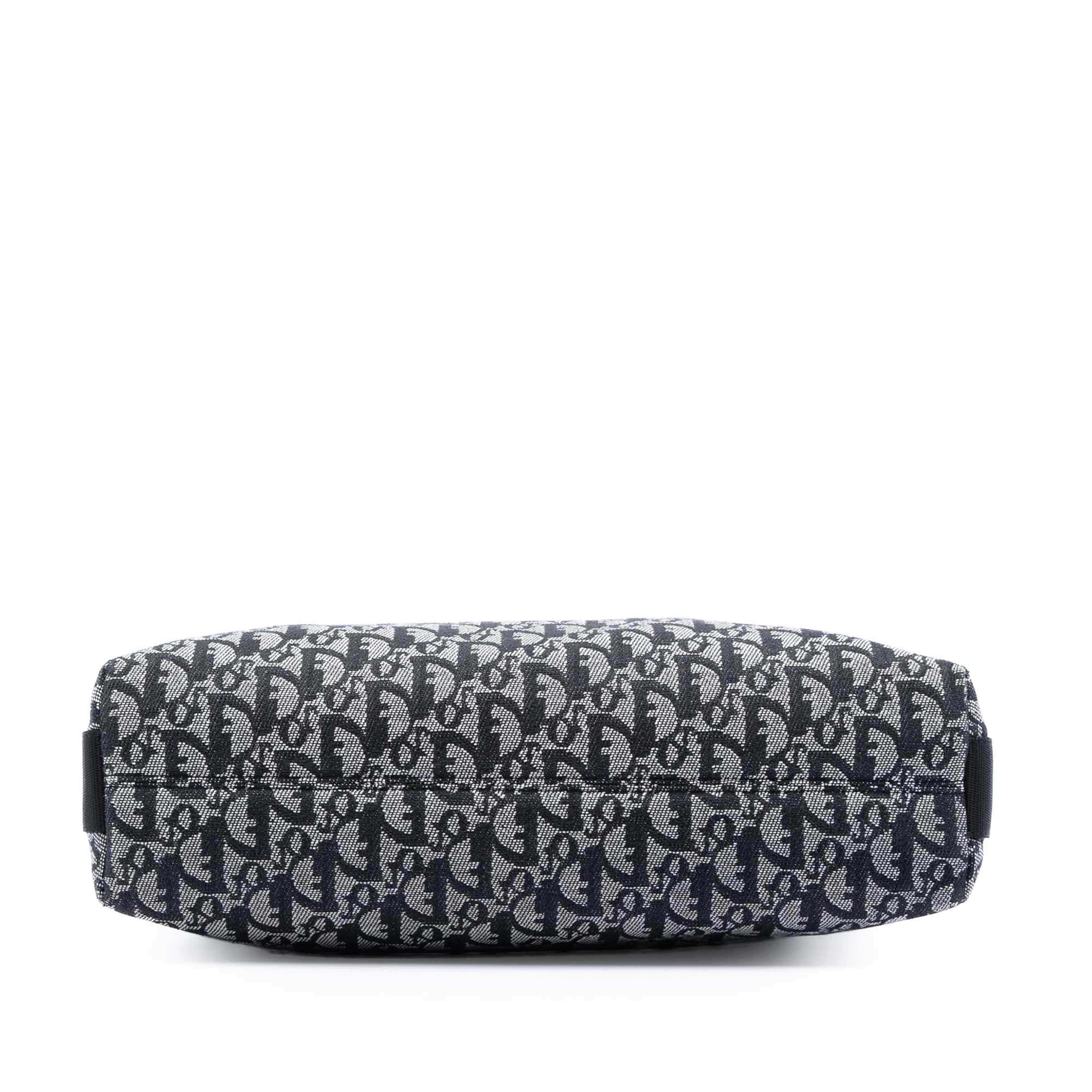 Dior Diorissimo Trotter Canvas Crossbody, från Luxclusif, i färgen navy. Klicka för att öppna bilden i stort format