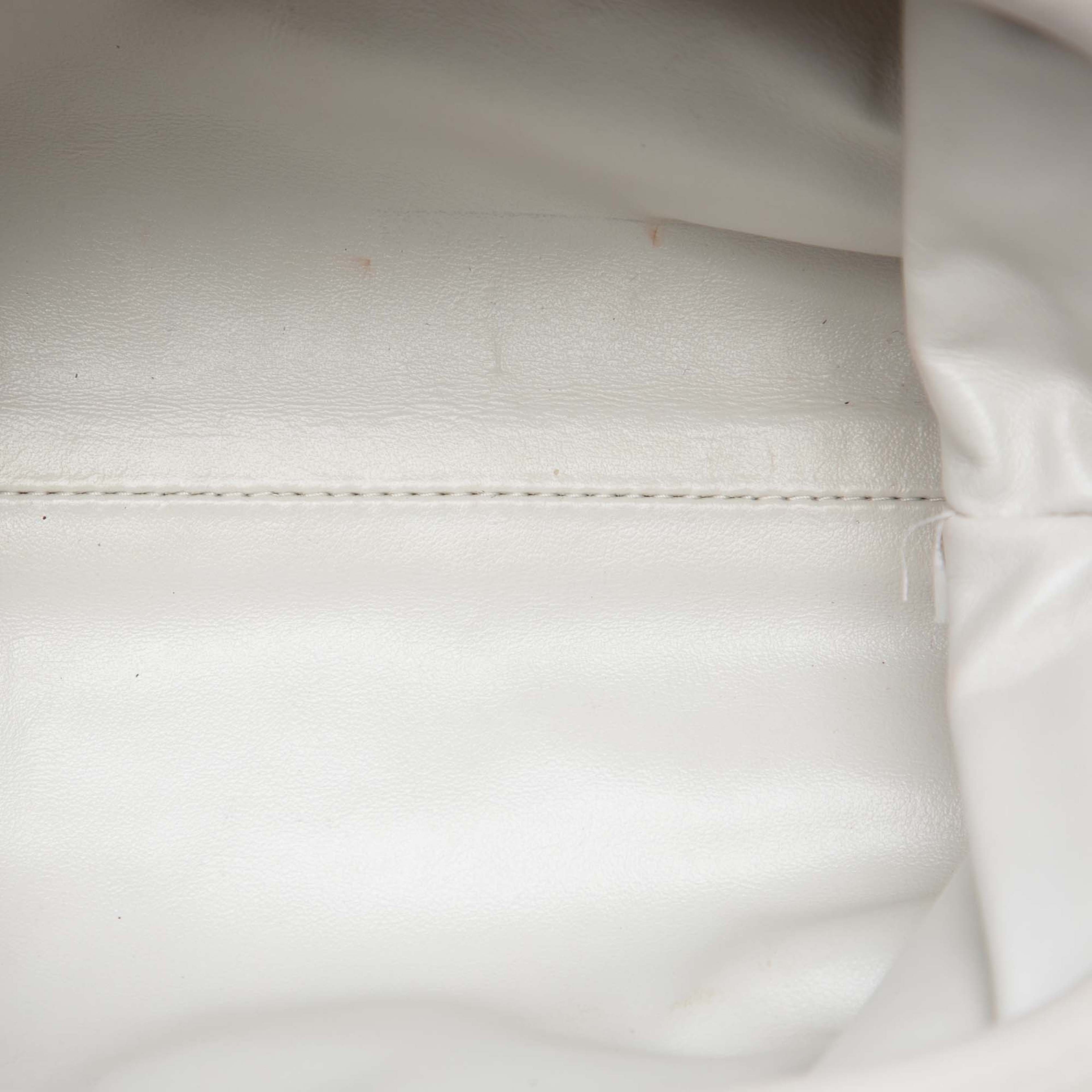 Bottega Veneta Boucle Raffia The Mini Pouch Crossbody, från Luxclusif, i färgen vit. Klicka för att öppna bilden i stort format