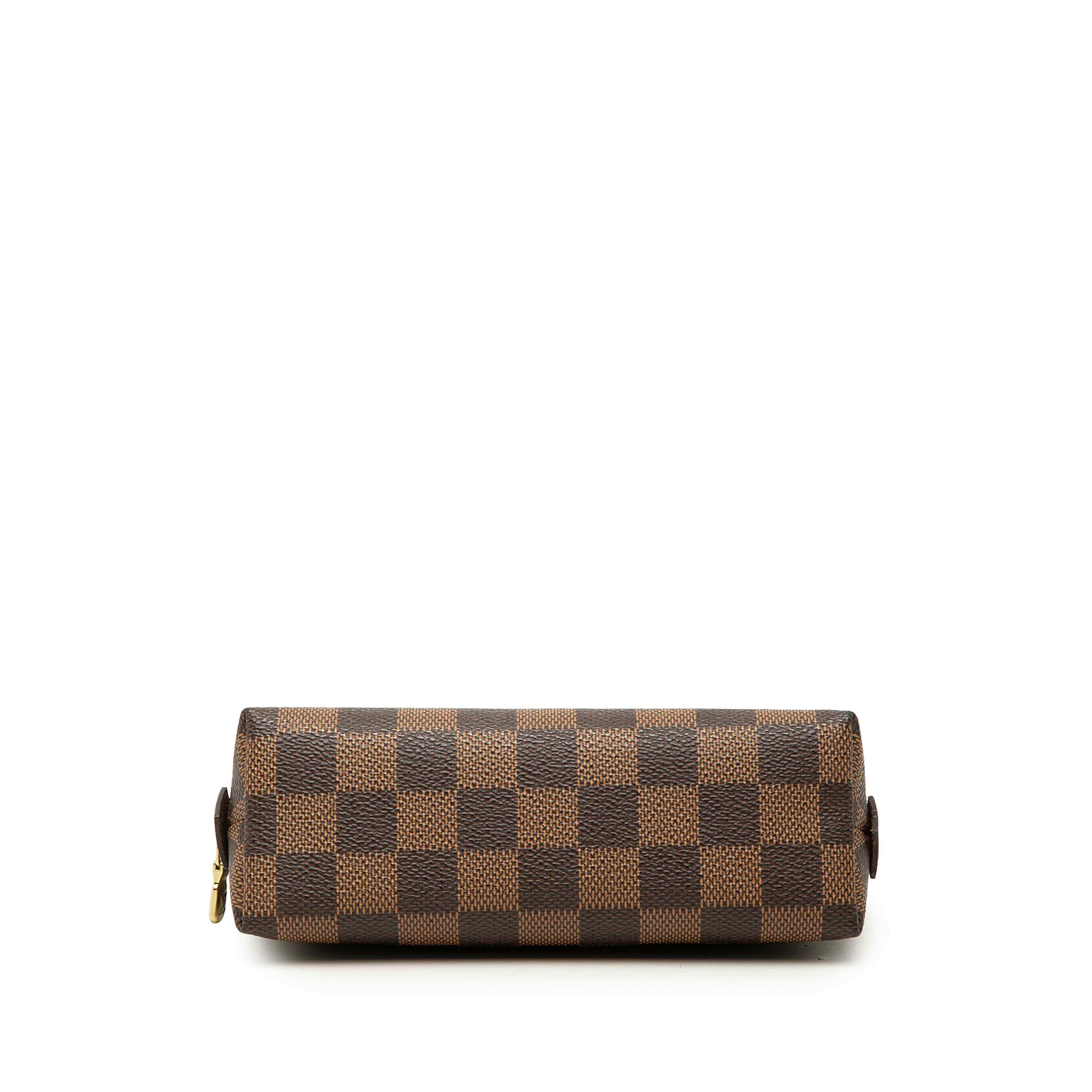 Louis Vuitton Damier Ebene Cosmetic Pouch, från Luxclusif, i färgen brun. Klicka för att öppna bilden i stort format