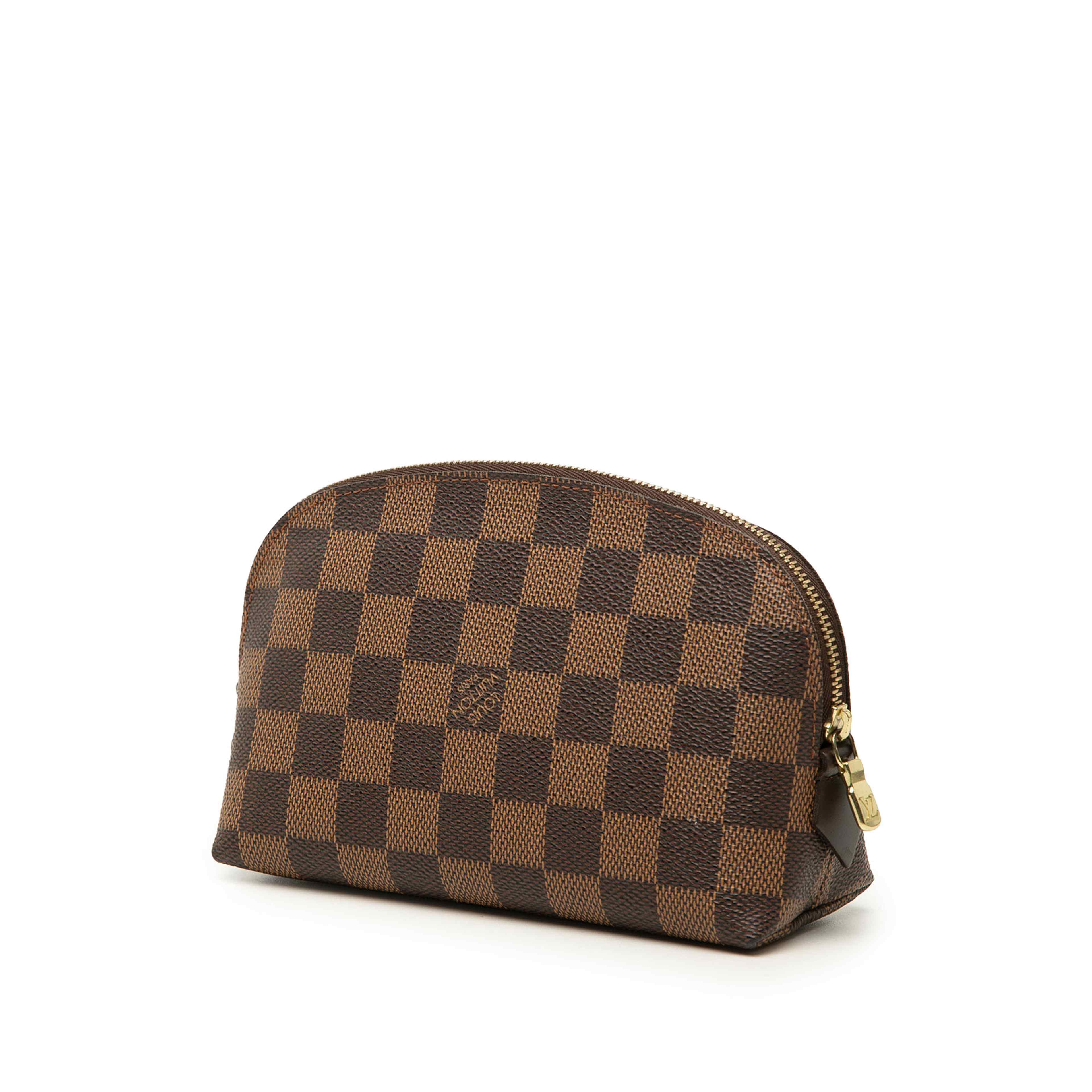 Louis Vuitton Damier Ebene Cosmetic Pouch, från Luxclusif, i färgen brun. Klicka för att öppna bilden i stort format