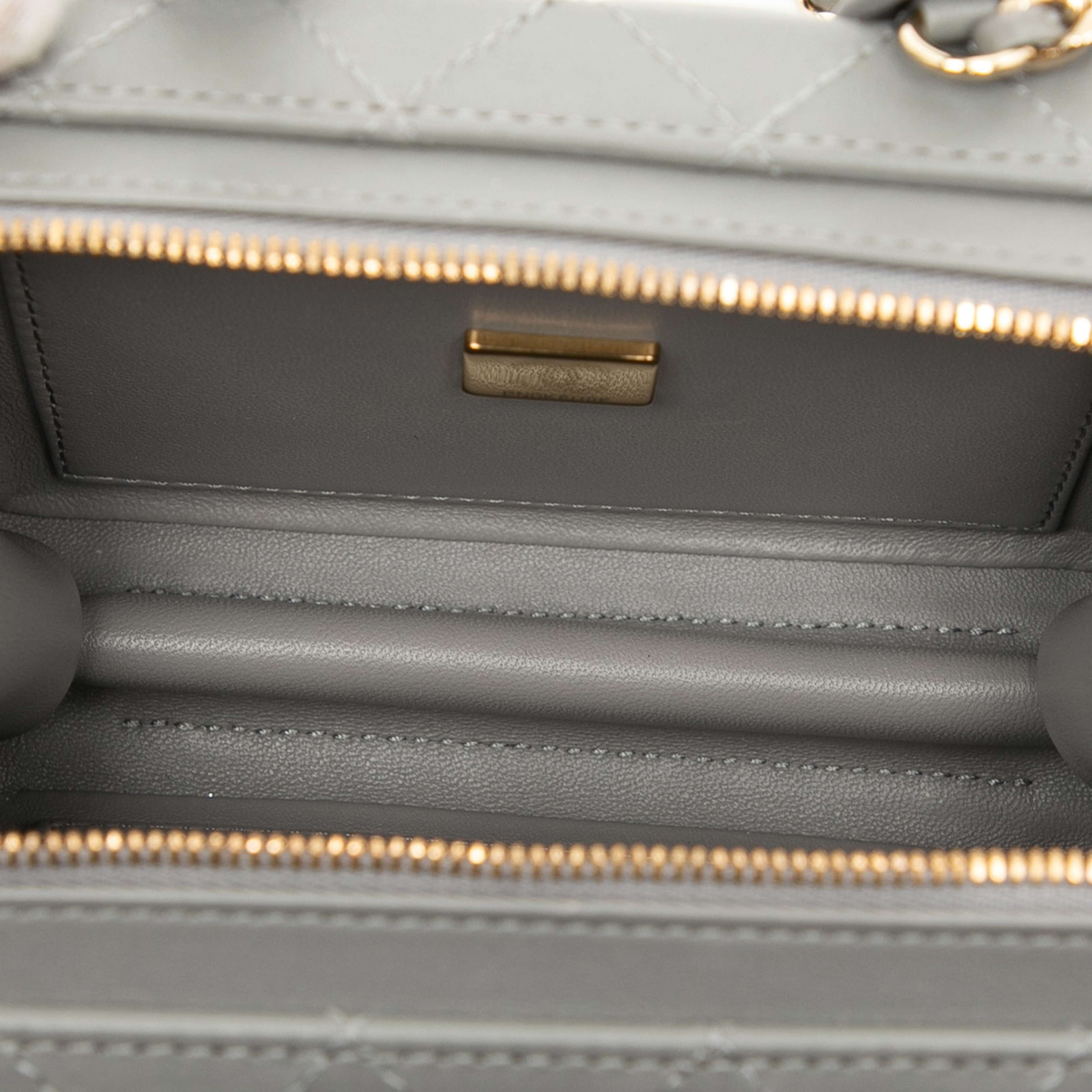 Chanel Small Cc Quilted Calfskin Top Handle Convertible Vanity Case, från Luxclusif, i färgen gray. Klicka för att öppna bilden i stort format