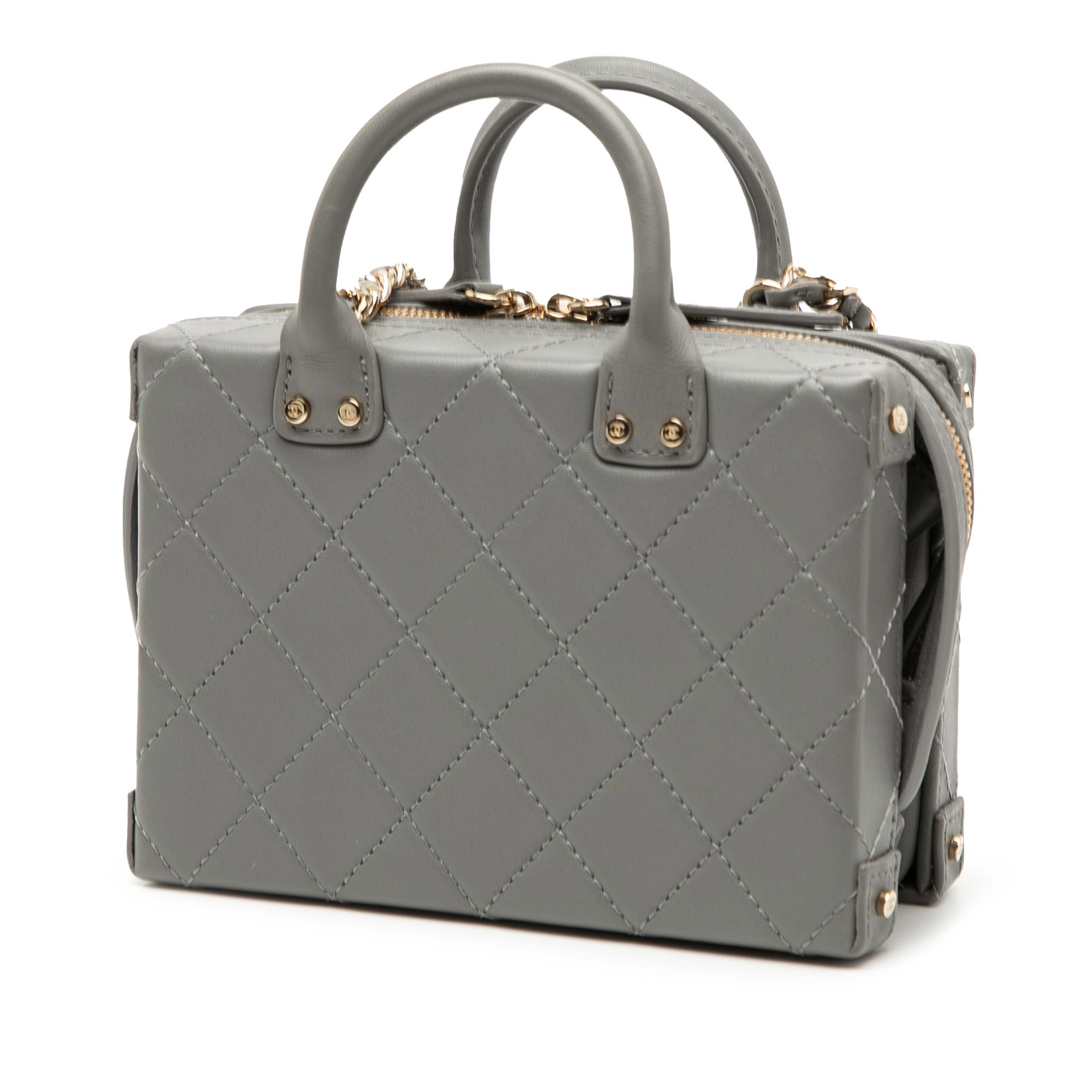Chanel Small Cc Quilted Calfskin Top Handle Convertible Vanity Case, från Luxclusif, i färgen gray. Klicka för att öppna bilden i stort format