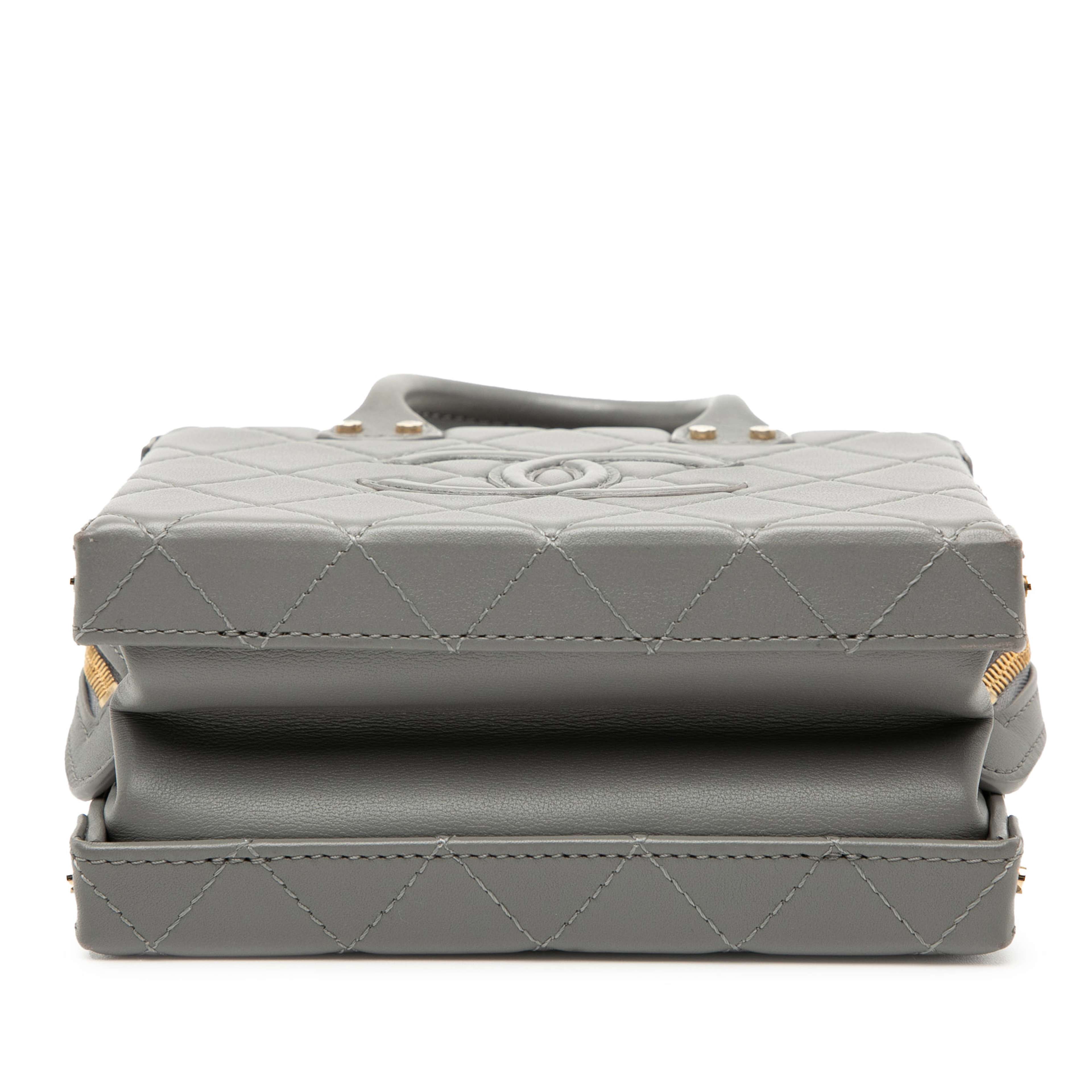 Chanel Small Cc Quilted Calfskin Top Handle Convertible Vanity Case, från Luxclusif, i färgen gray. Klicka för att öppna bilden i stort format