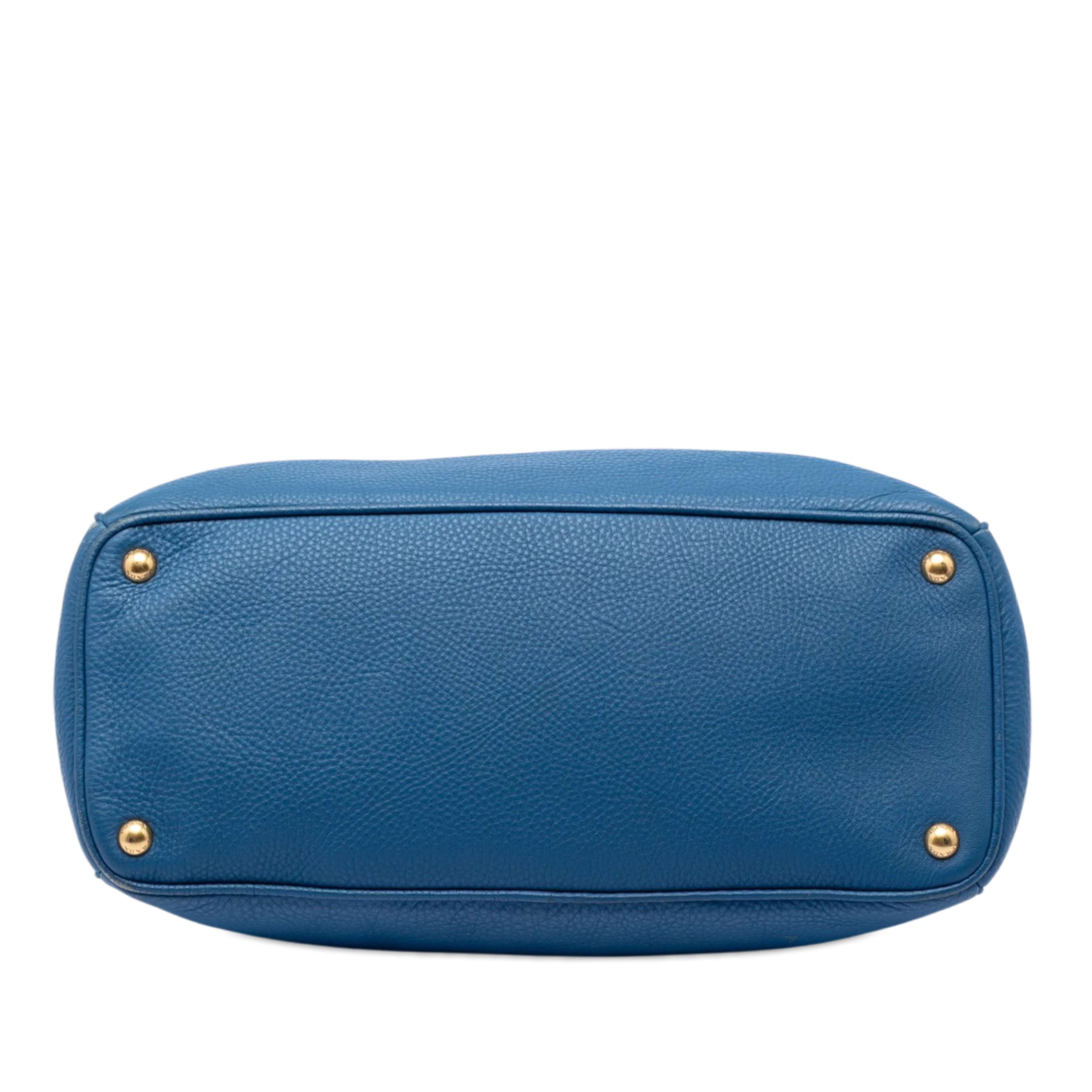 Prada Vitello Daino Double Zip Convertible Tote, från Luxclusif, i färgen blue. Klicka för att öppna bilden i stort format