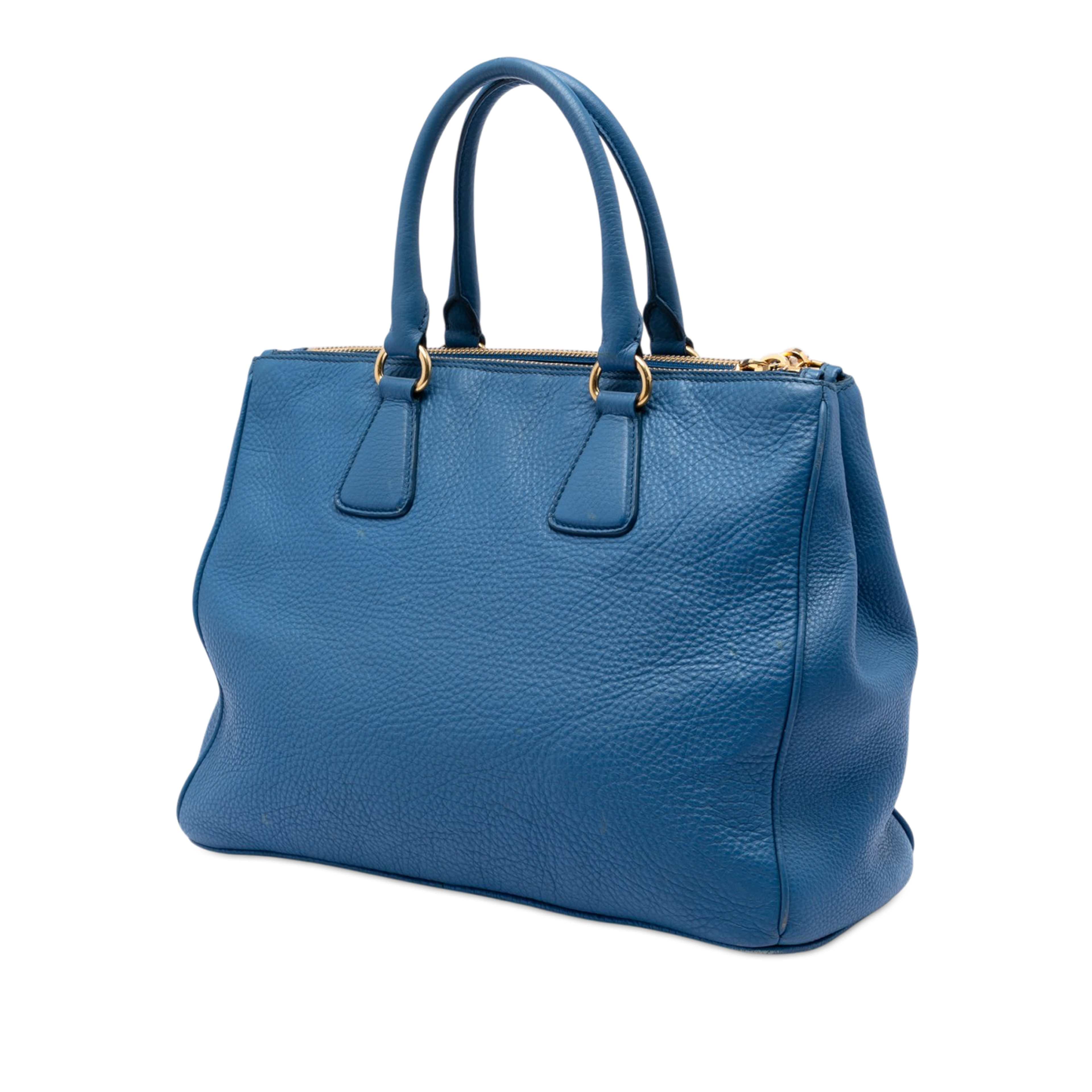 Prada Vitello Daino Double Zip Convertible Tote, från Luxclusif, i färgen blue. Klicka för att öppna bilden i stort format