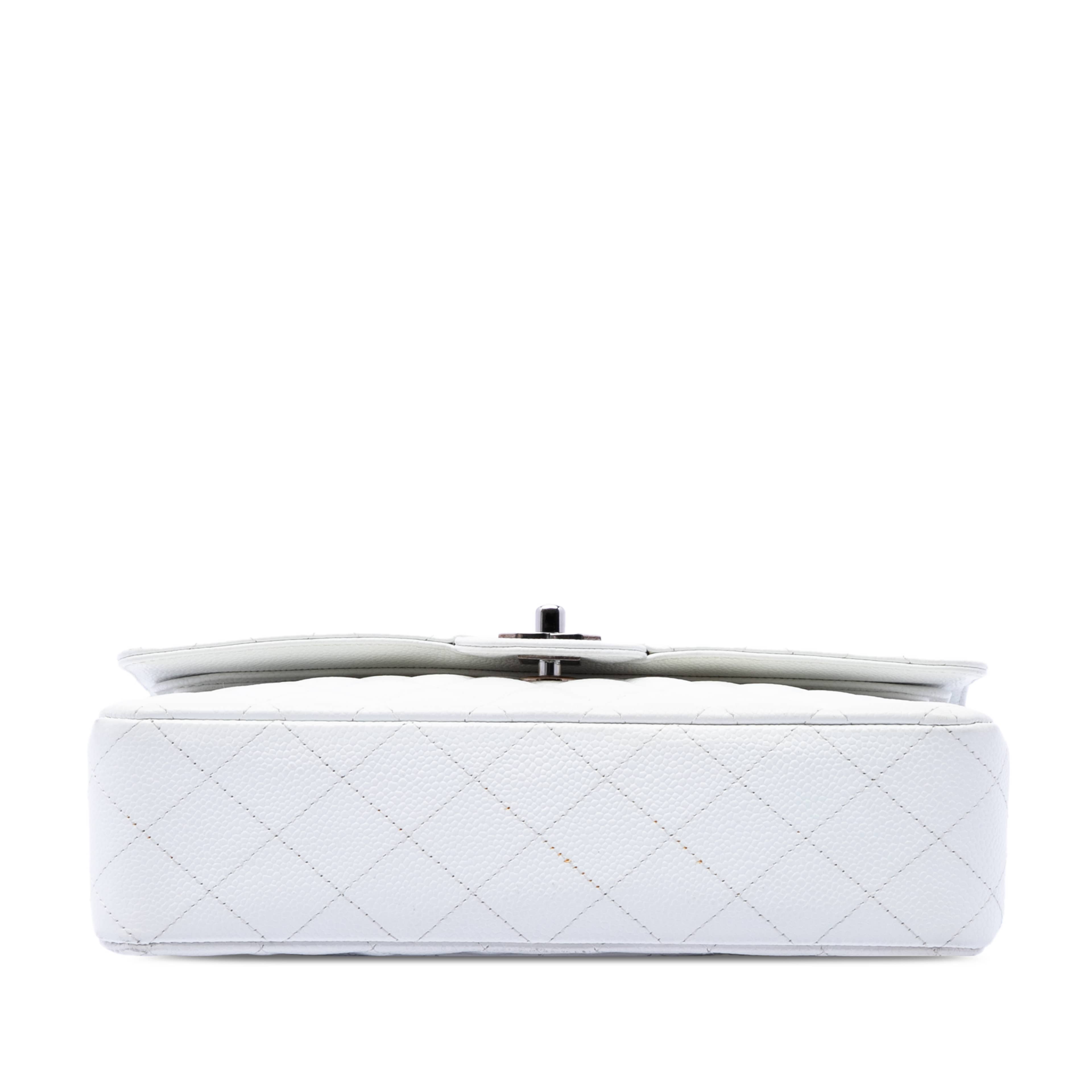 Chanel Medium Classic Caviar Double Flap, från Luxclusif, i färgen white. Klicka för att öppna bilden i stort format
