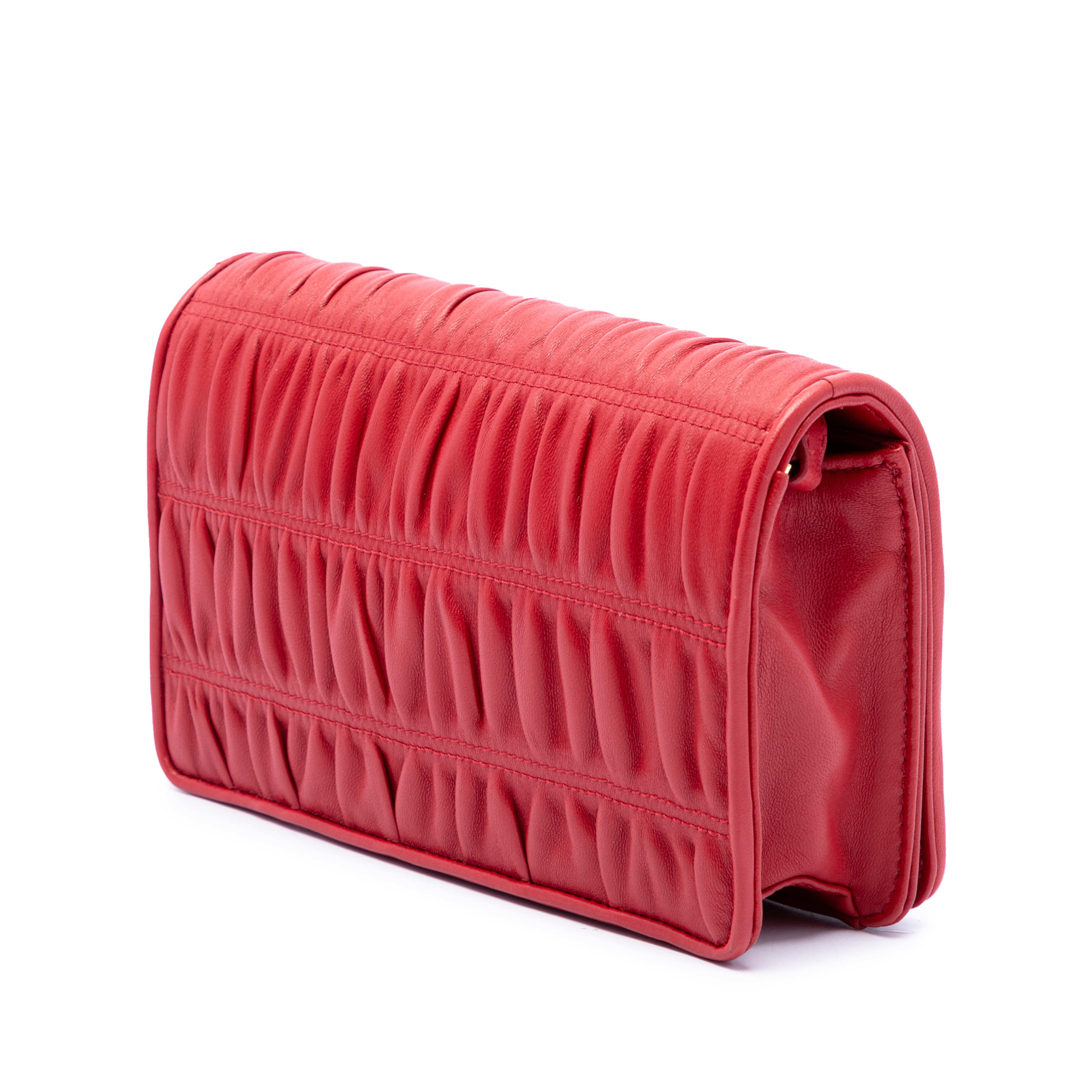 Prada Nappa Gaufre Chain Flap, från Luxclusif, i färgen röd. Klicka för att öppna bilden i stort format