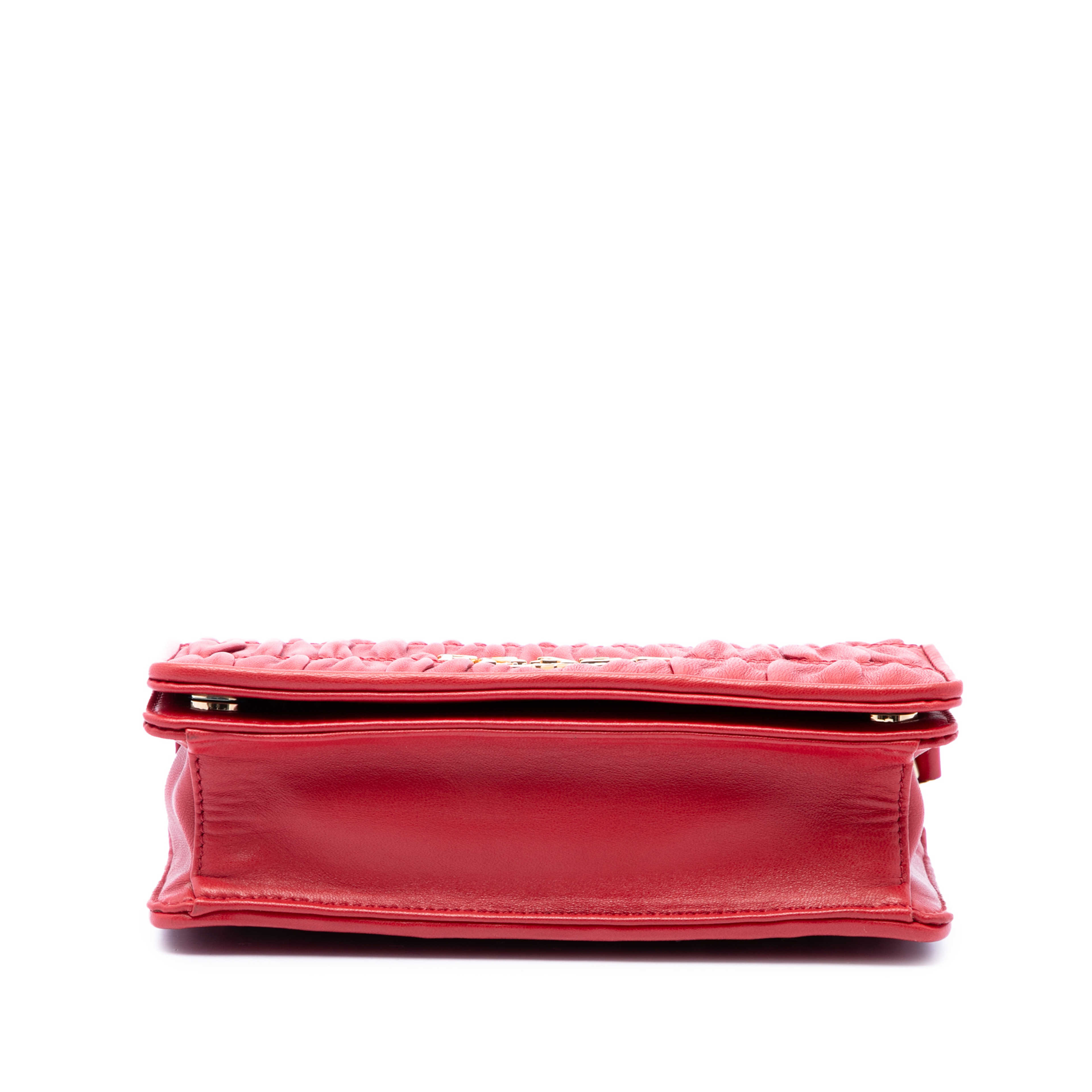 Prada Nappa Gaufre Chain Flap, från Luxclusif, i färgen röd. Klicka för att öppna bilden i stort format