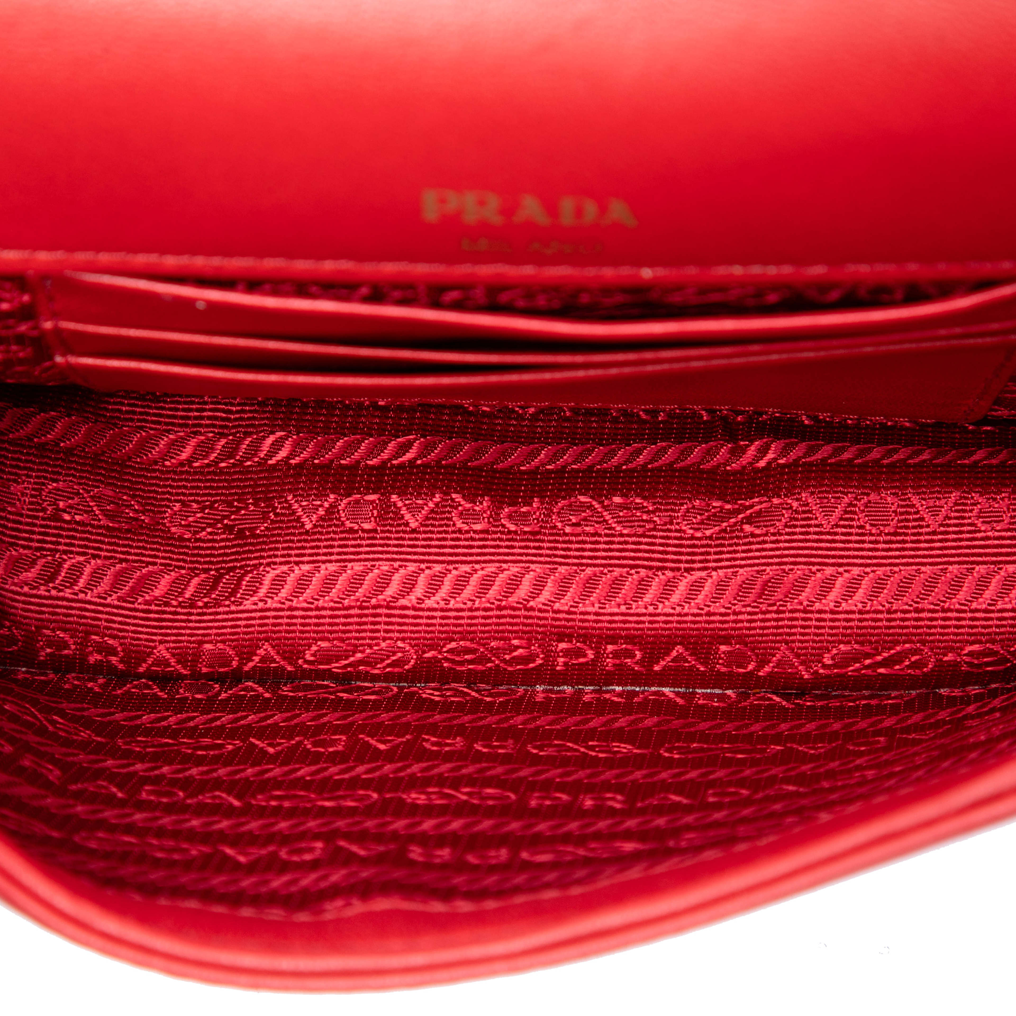 Prada Nappa Gaufre Chain Flap, från Luxclusif, i färgen röd. Klicka för att öppna bilden i stort format