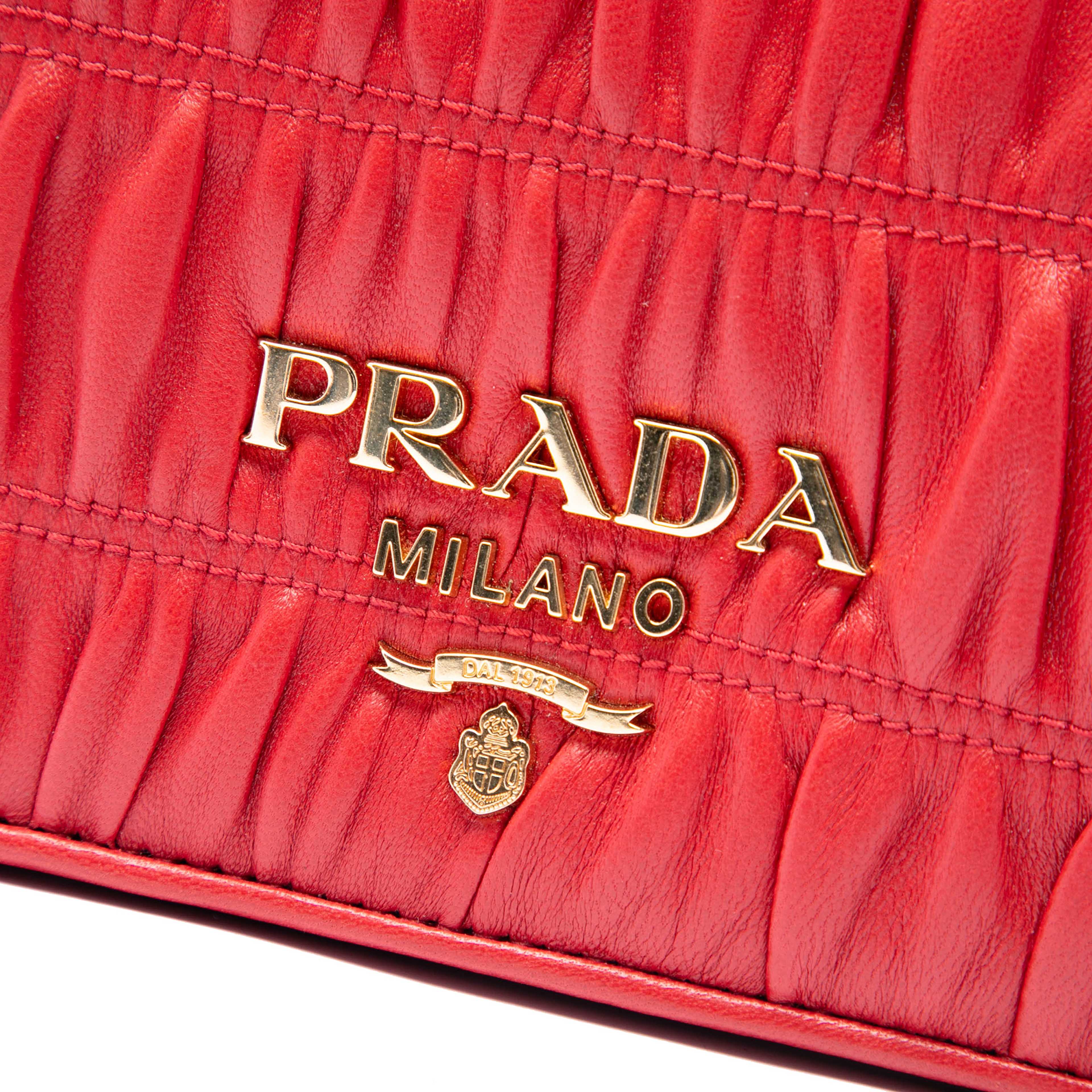 Prada Nappa Gaufre Chain Flap, från Luxclusif, i färgen röd. Klicka för att öppna bilden i stort format