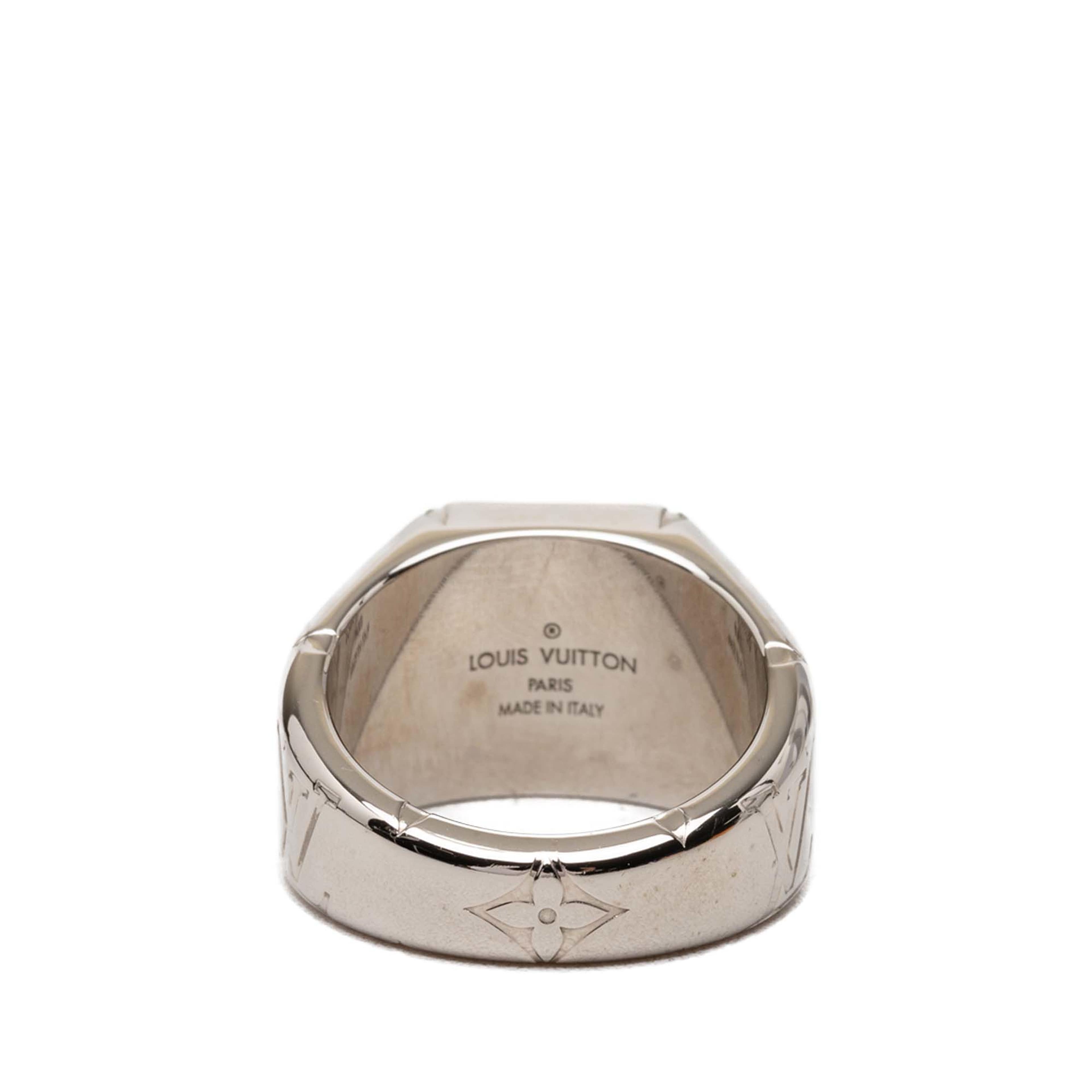 Louis Vuitton Brass Monogram Signet Ring M, från Luxclusif, i färgen silver. Klicka för att öppna bilden i stort format