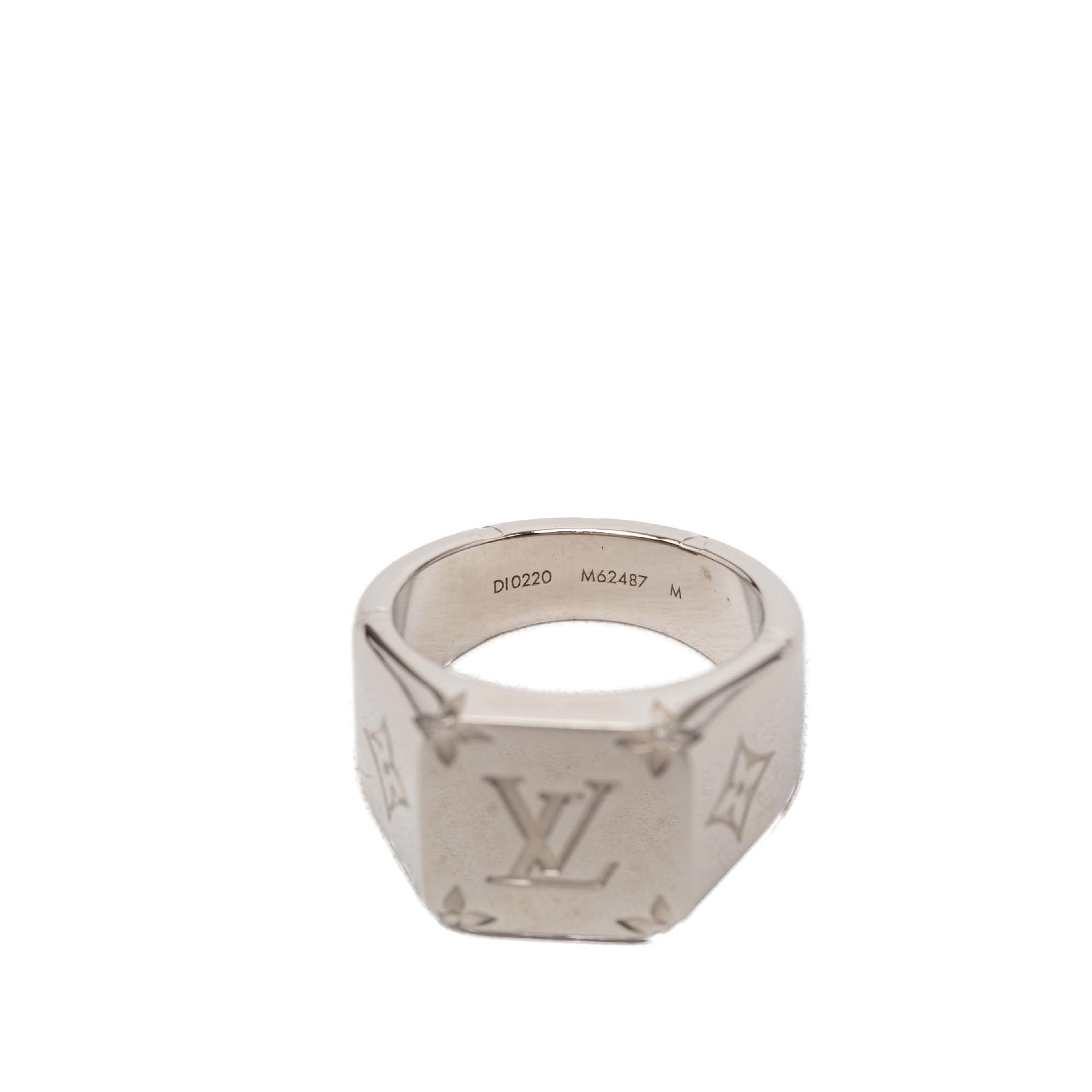 Louis Vuitton Brass Monogram Signet Ring M, från Luxclusif, i färgen silver. Klicka för att öppna bilden i stort format