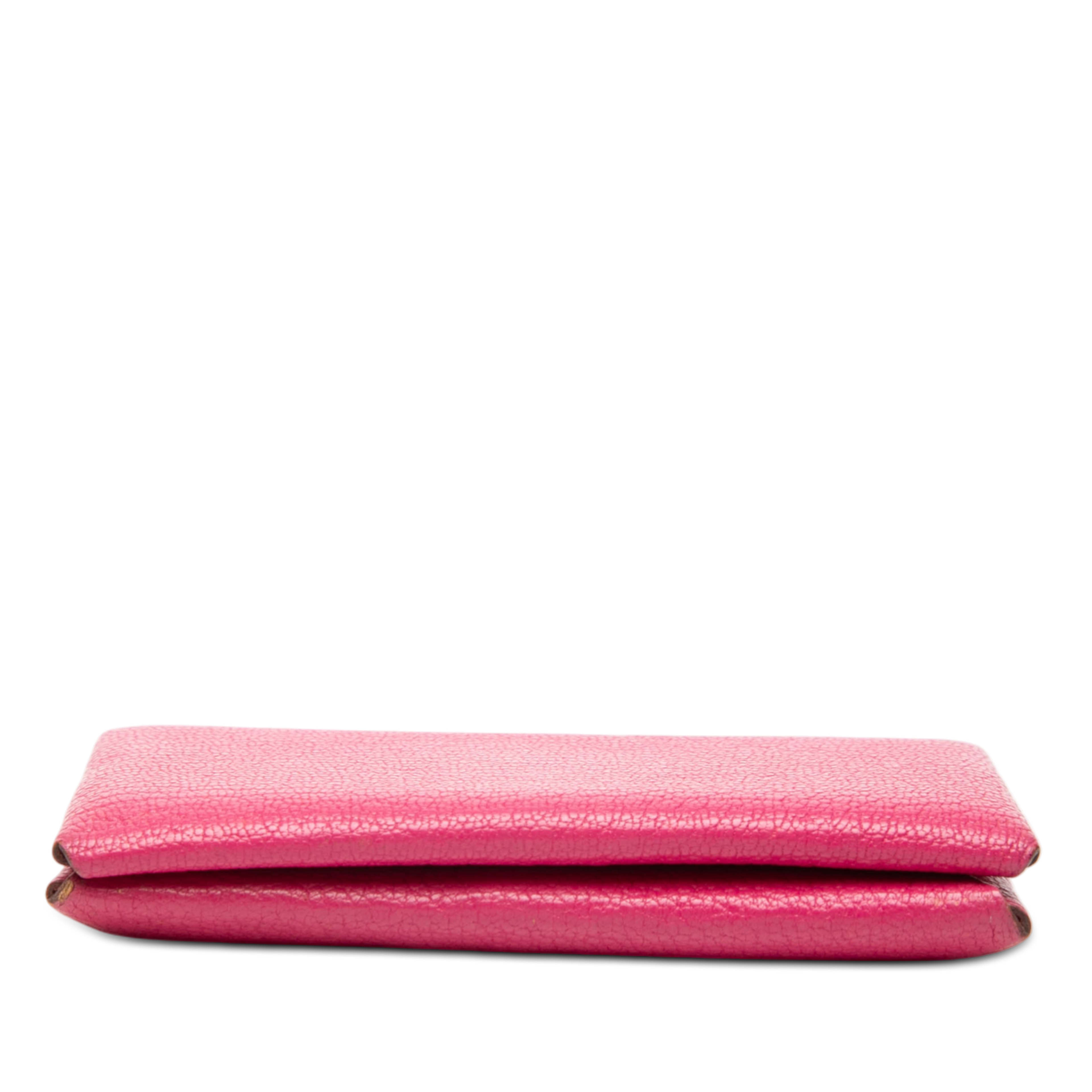 Hermès Chevre Mysore Calvi Card Holder, från Luxclusif, i färgen dark pink. Klicka för att öppna bilden i stort format