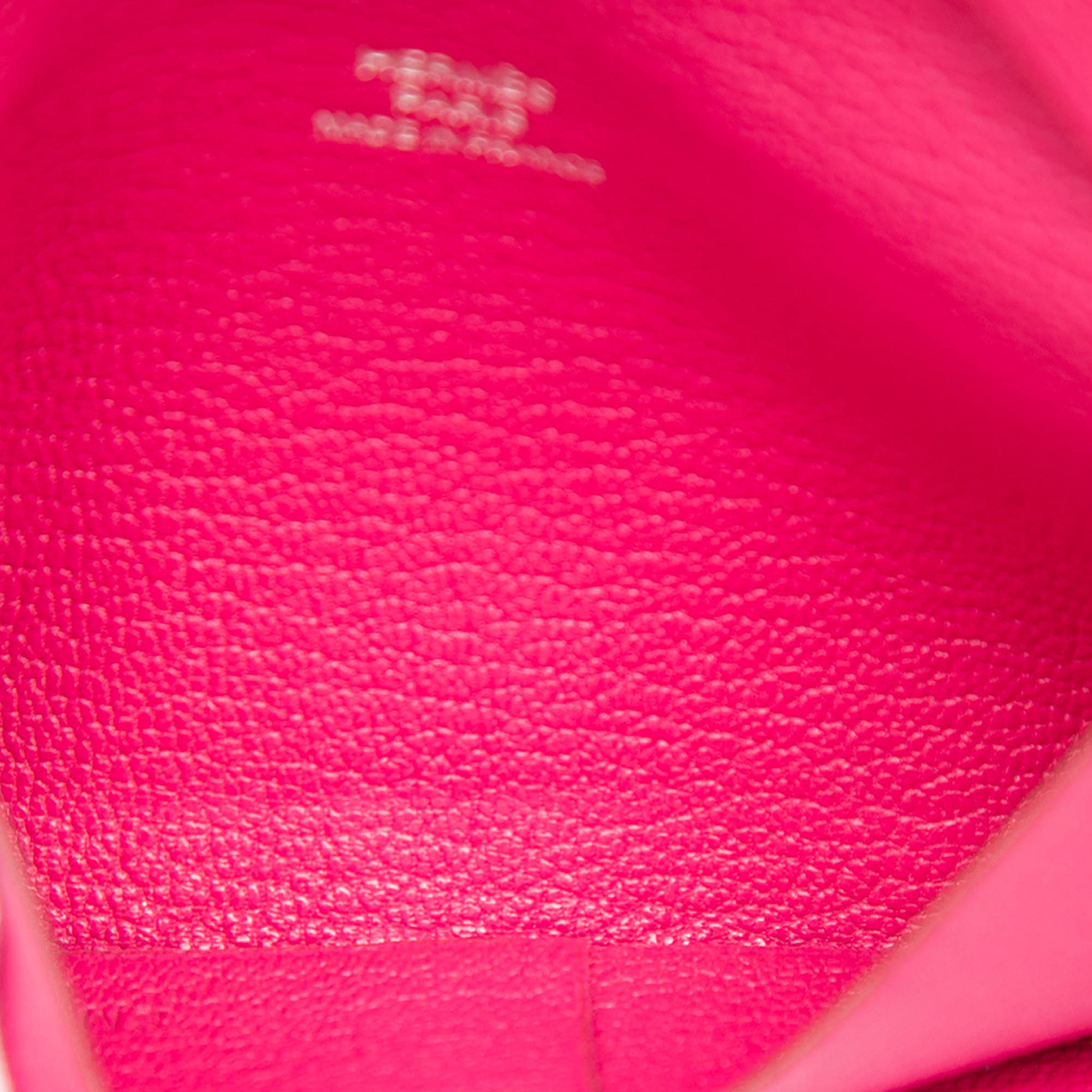 Hermès Chevre Mysore Calvi Card Holder, från Luxclusif, i färgen dark pink. Klicka för att öppna bilden i stort format