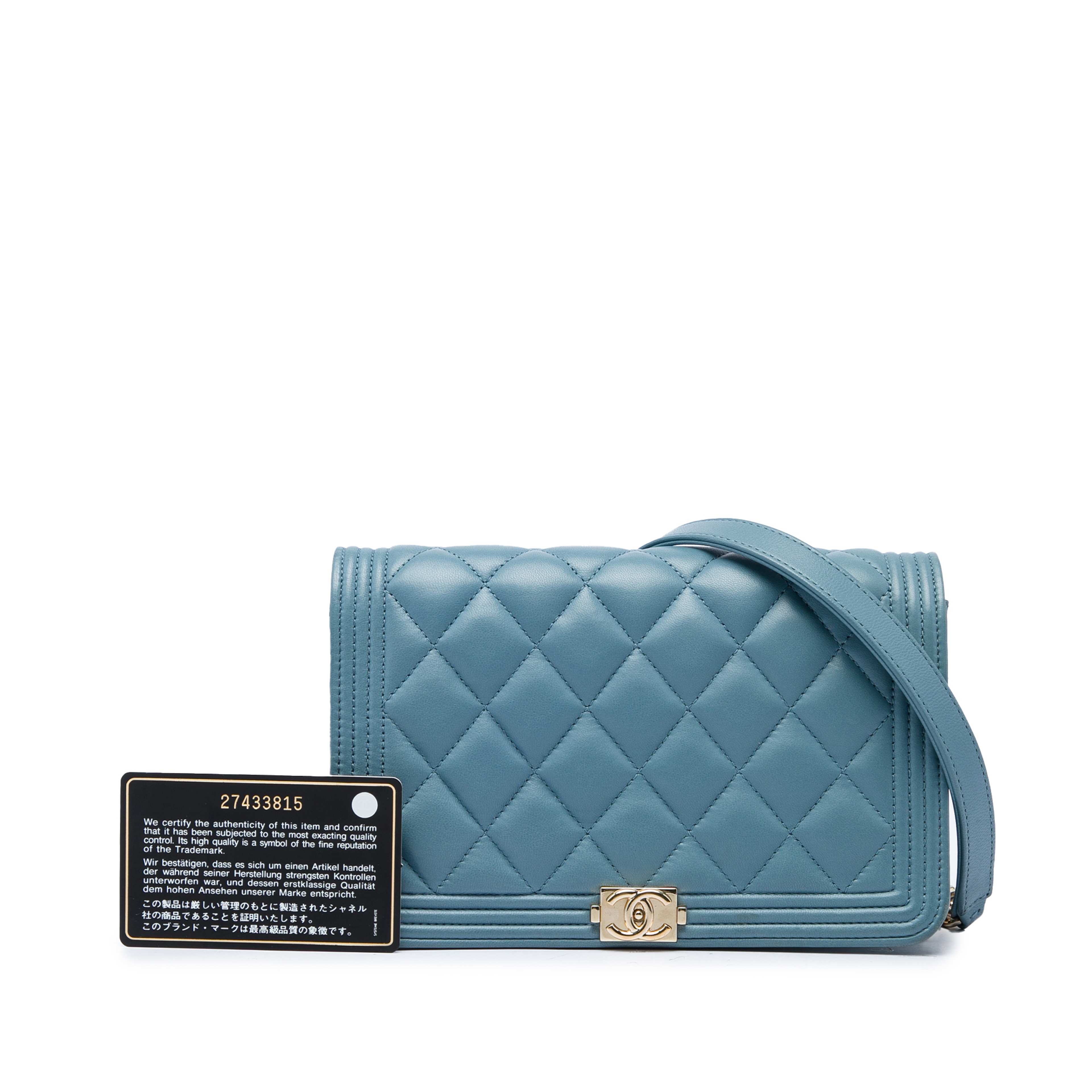Chanel Quilted Lambskin Boy Wallet On Chain, från Luxclusif, i färgen blå. Klicka för att öppna bilden i stort format