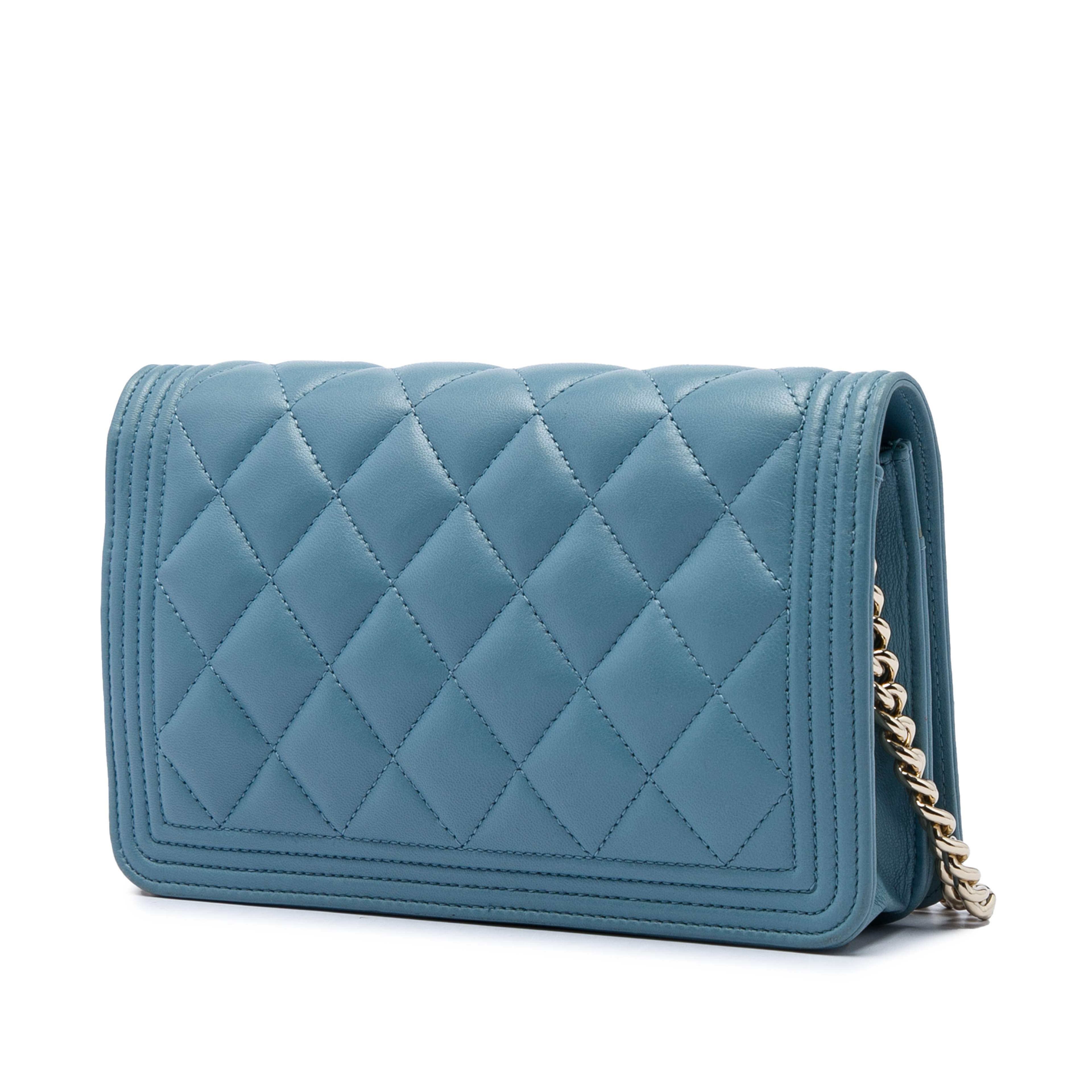 Chanel Quilted Lambskin Boy Wallet On Chain, från Luxclusif, i färgen blå. Klicka för att öppna bilden i stort format
