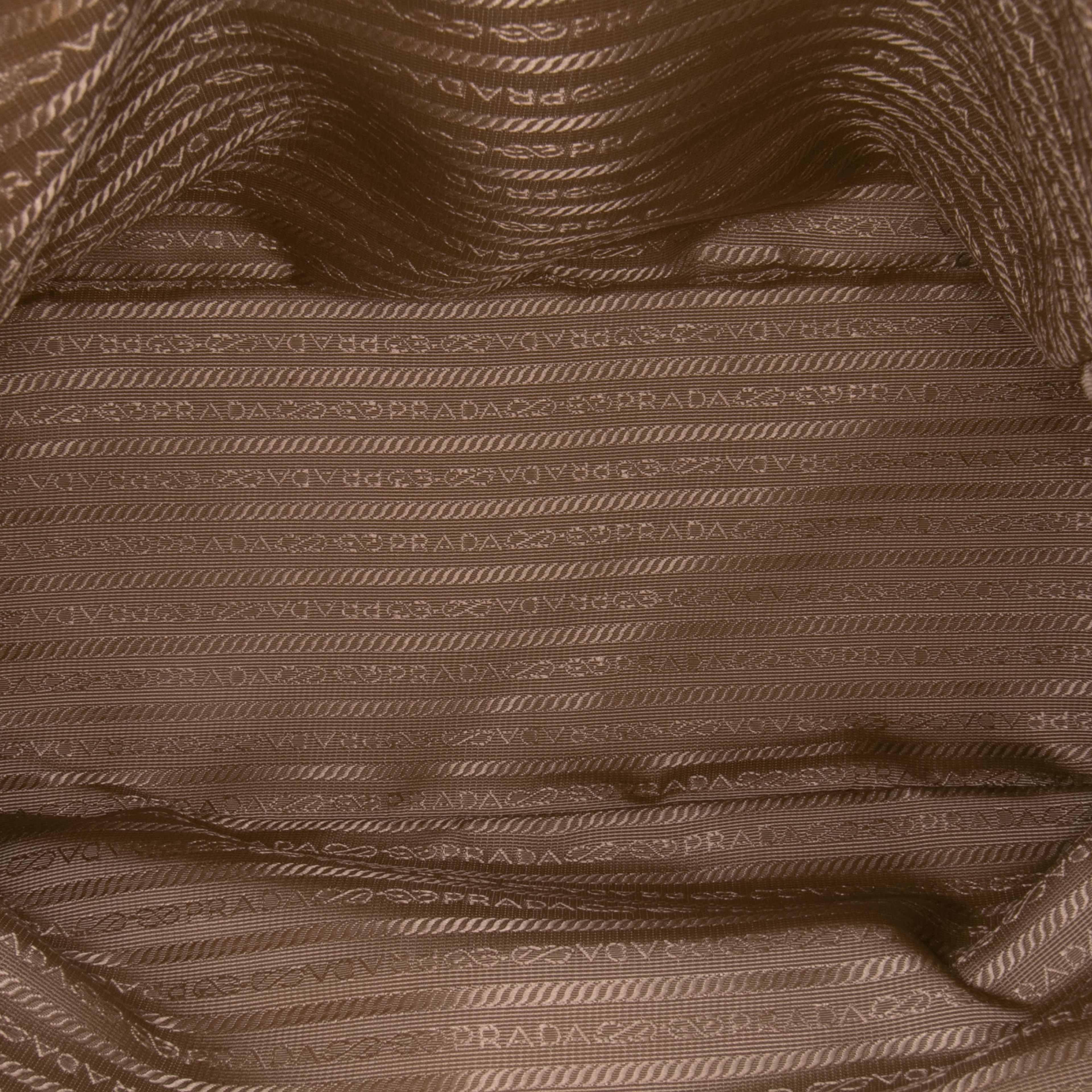 Prada Vitello Daino Double Pocket Tote, från Luxclusif, i färgen beige.