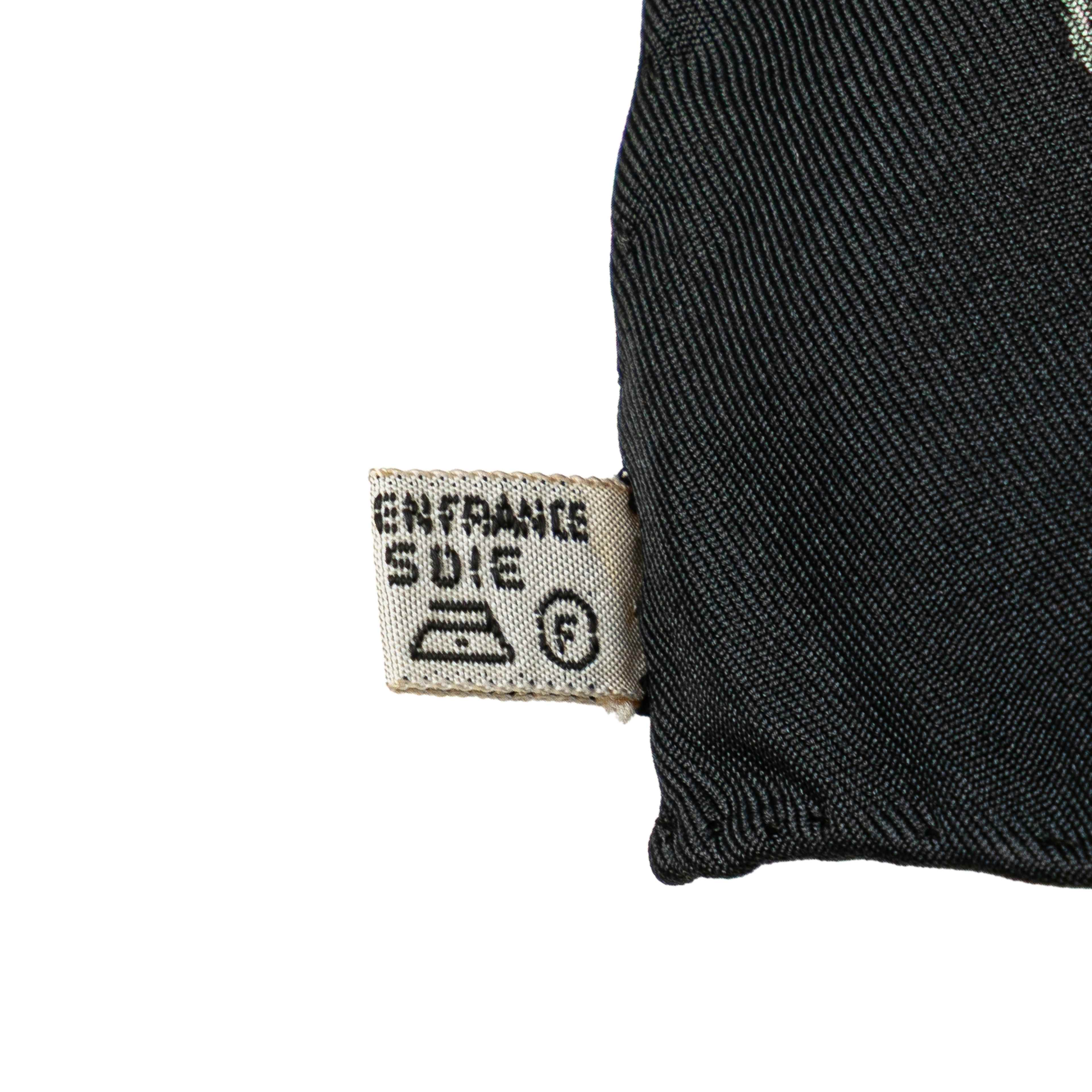 Hermès Les Cles Silk Scarf, från Luxclusif, i färgen white. Klicka för att öppna bilden i stort format