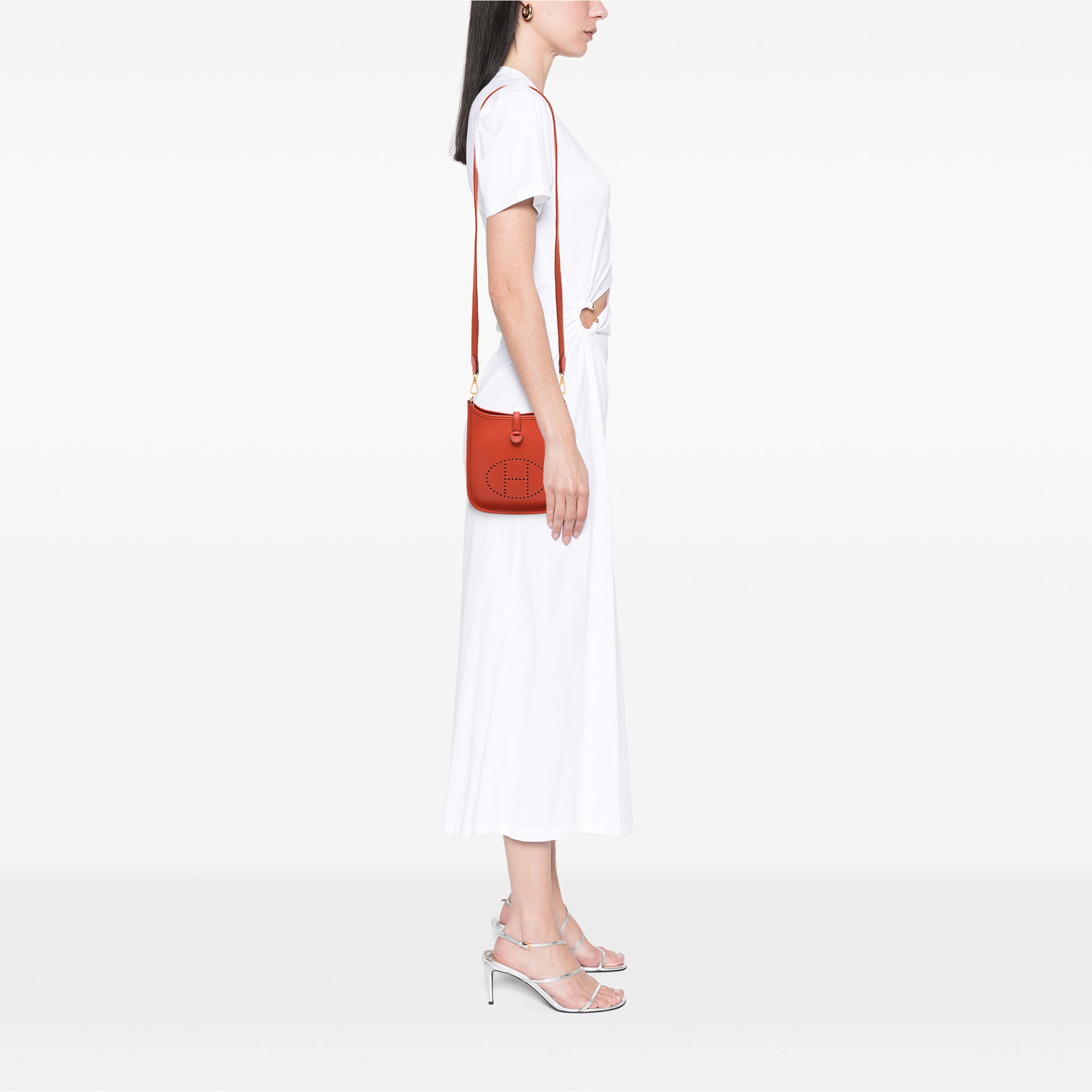 Hermès Clemence Evelyne Tpm 16, från Luxclusif, i färgen orange. Klicka för att öppna bilden i stort format