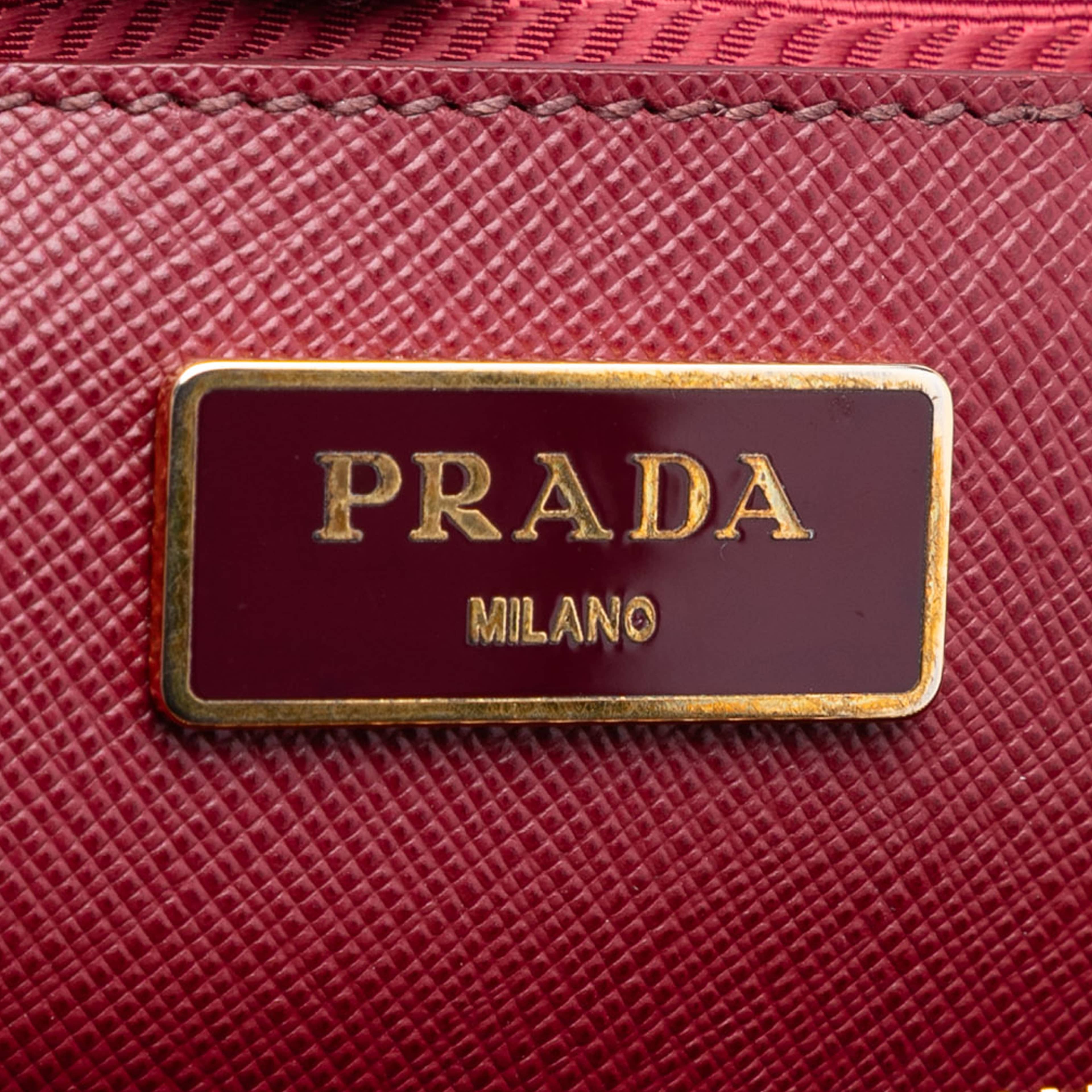 Prada Saffiano Lux Galleria Double Zip Front Pocket Satchel, från Luxclusif, i färgen red. Klicka för att öppna bilden i stort format