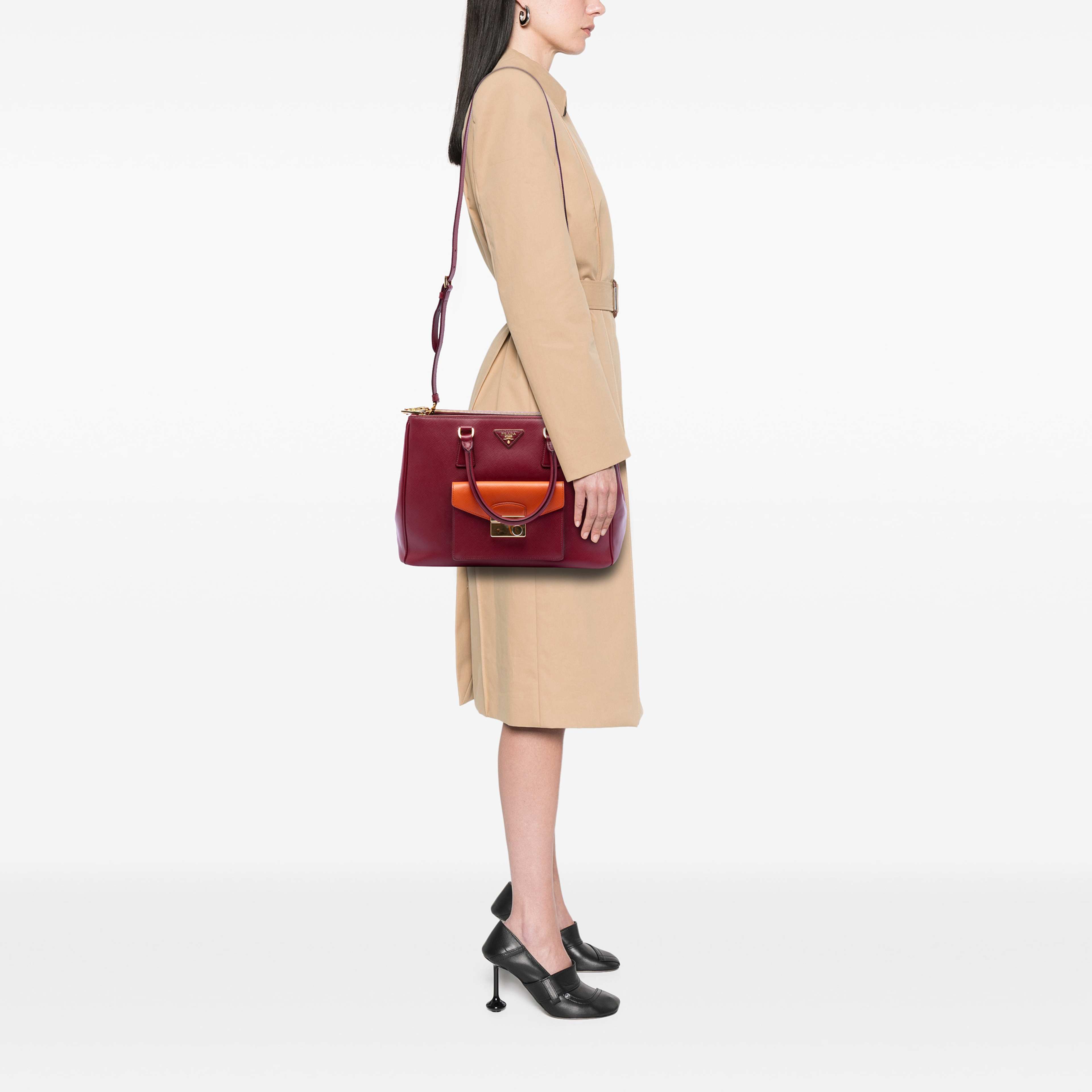 Prada Saffiano Lux Galleria Double Zip Front Pocket Satchel, från Luxclusif, i färgen orange. Klicka för att öppna bilden i stort format