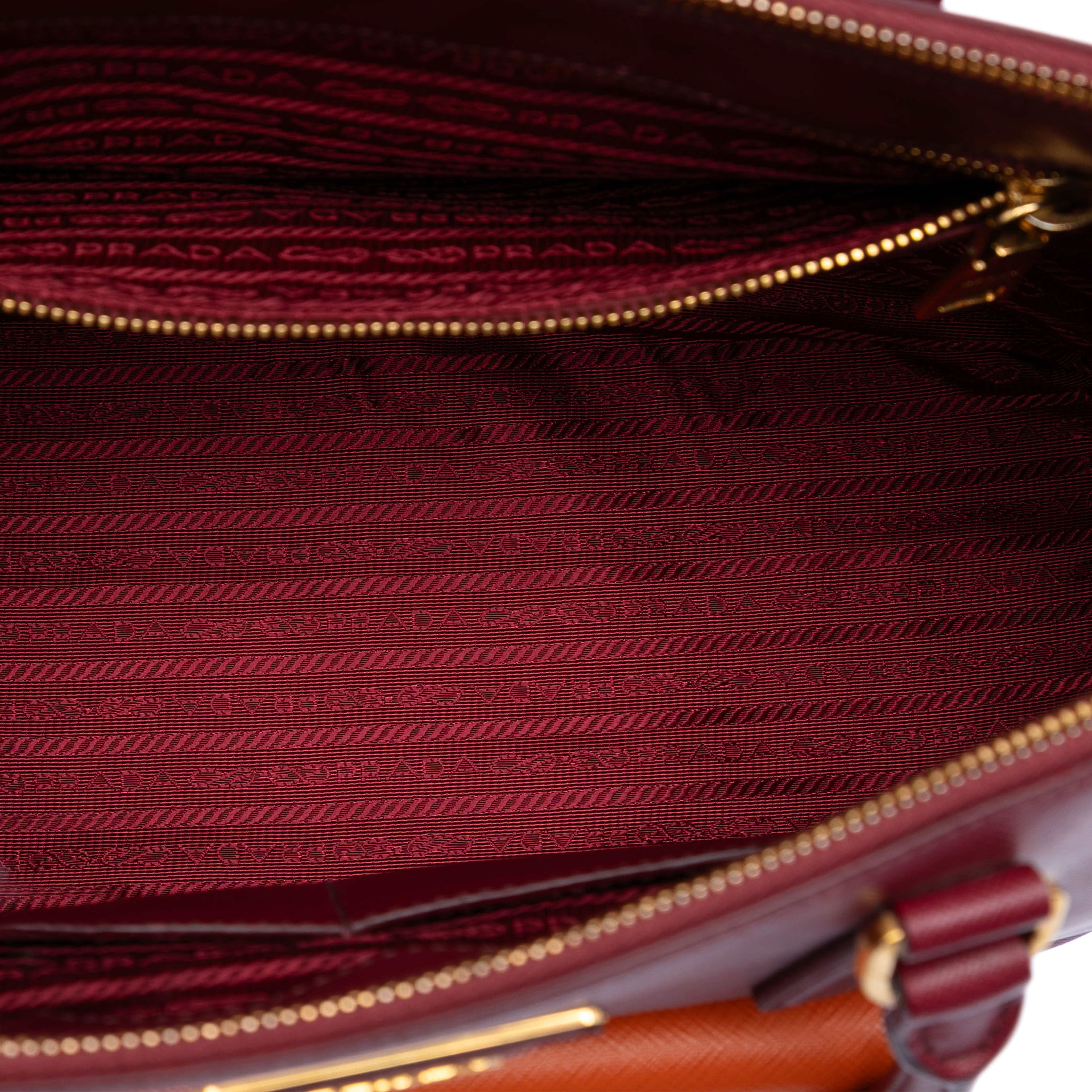 Prada Saffiano Lux Galleria Double Zip Front Pocket Satchel, från Luxclusif, i färgen red. Klicka för att öppna bilden i stort format