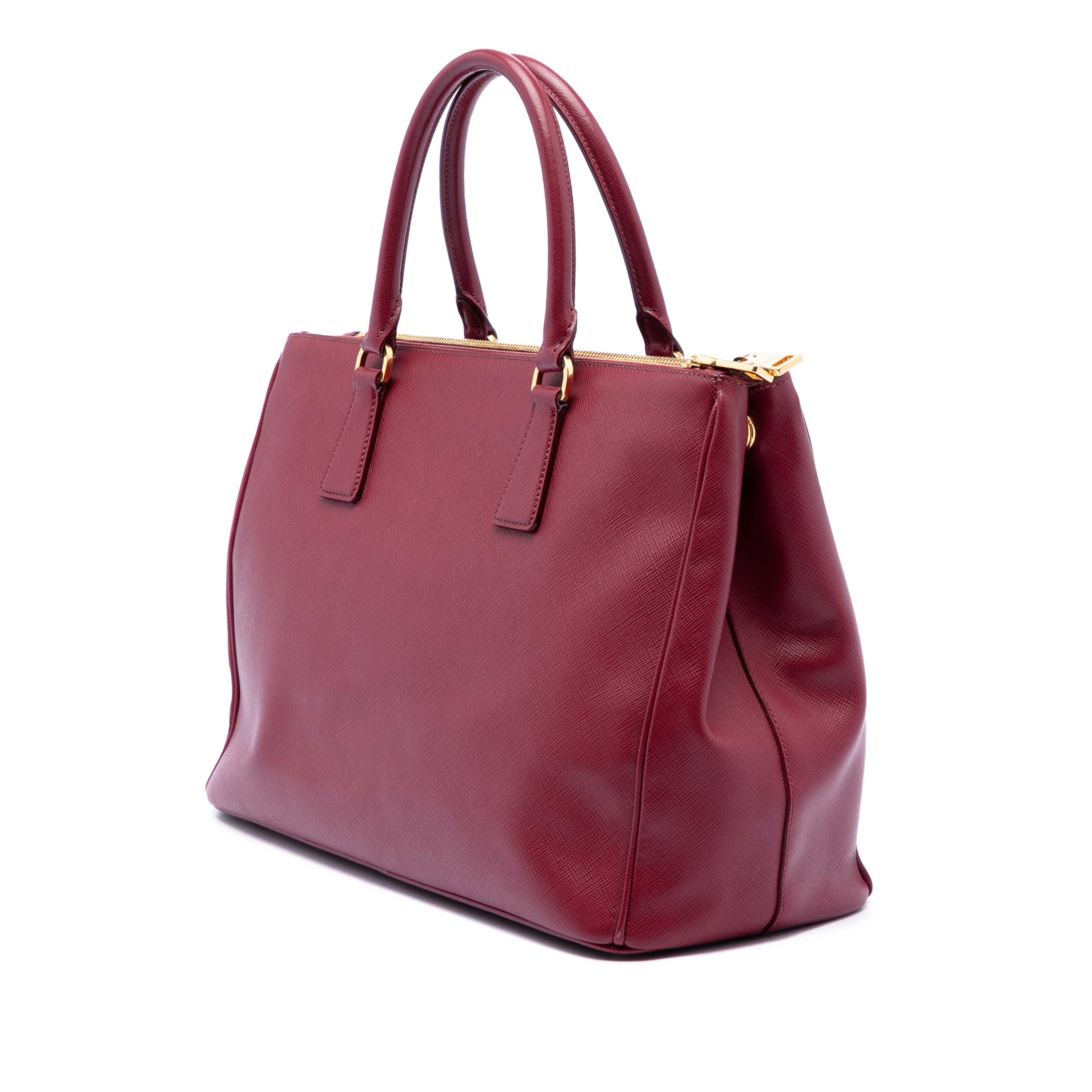 Prada Saffiano Lux Galleria Double Zip Front Pocket Satchel, från Luxclusif, i färgen red. Klicka för att öppna bilden i stort format