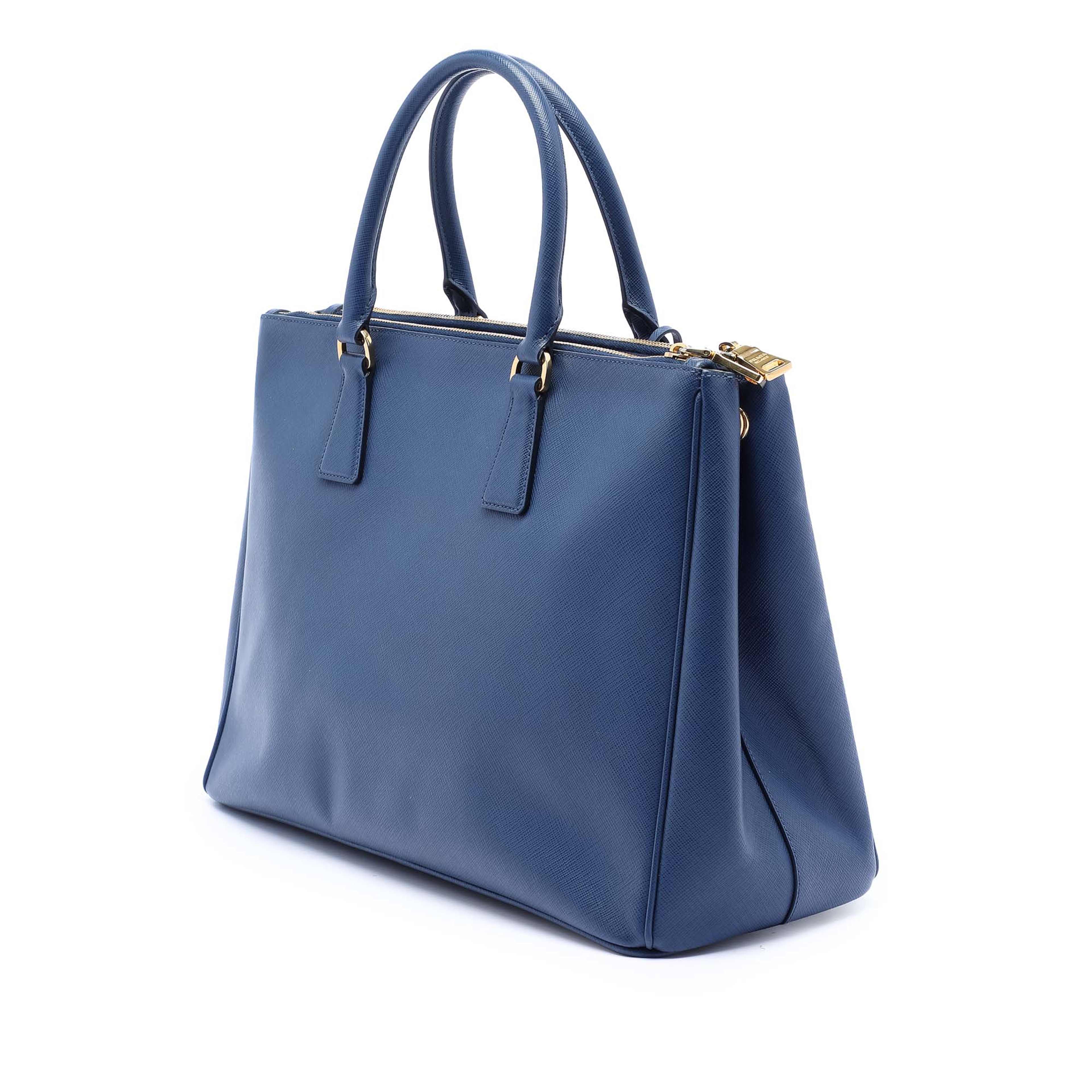 Prada Large Saffiano Lux Galleria Double Zip Tote, från Luxclusif, i färgen blue. Klicka för att öppna bilden i stort format