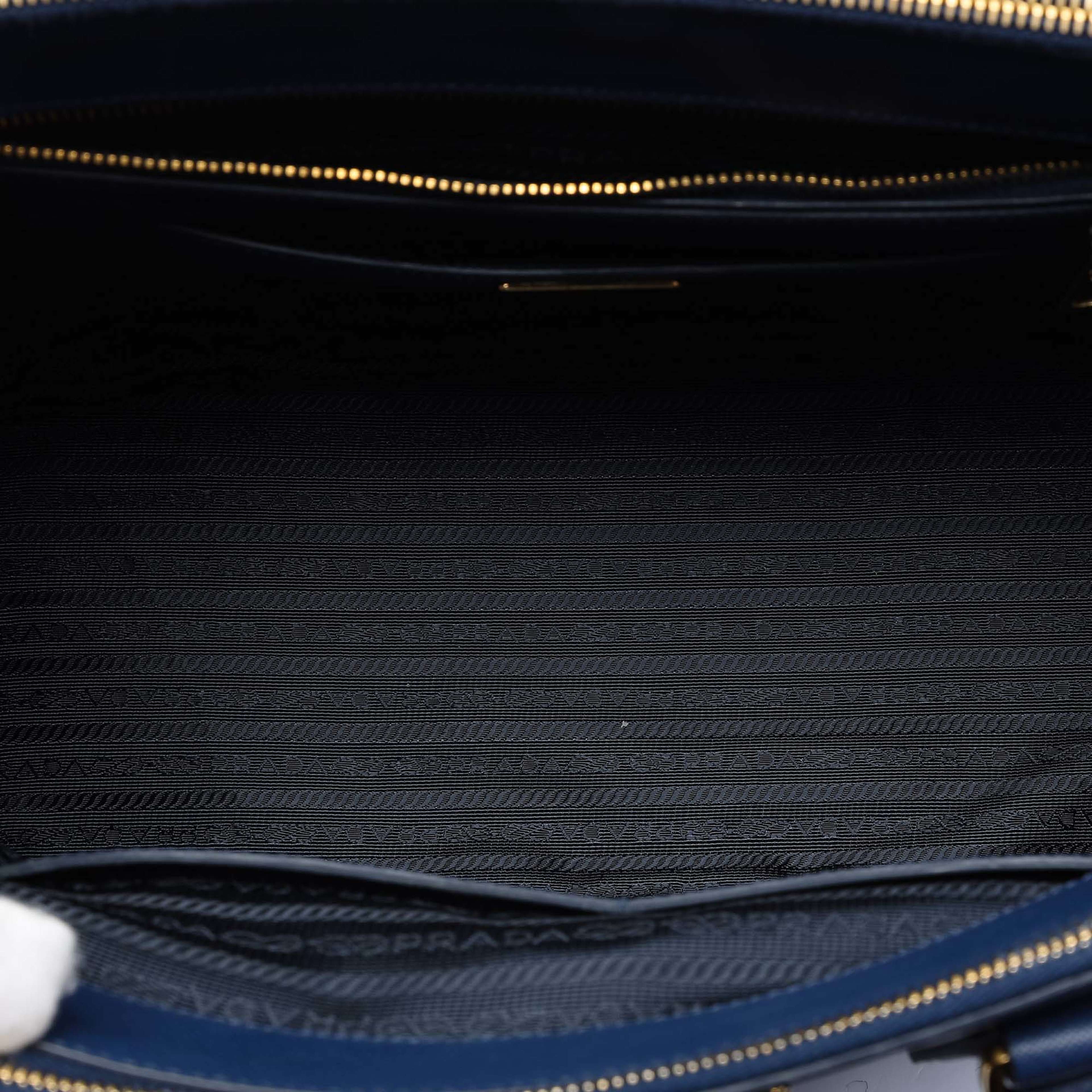 Prada Large Saffiano Lux Galleria Double Zip Tote, från Luxclusif, i färgen blue. Klicka för att öppna bilden i stort format