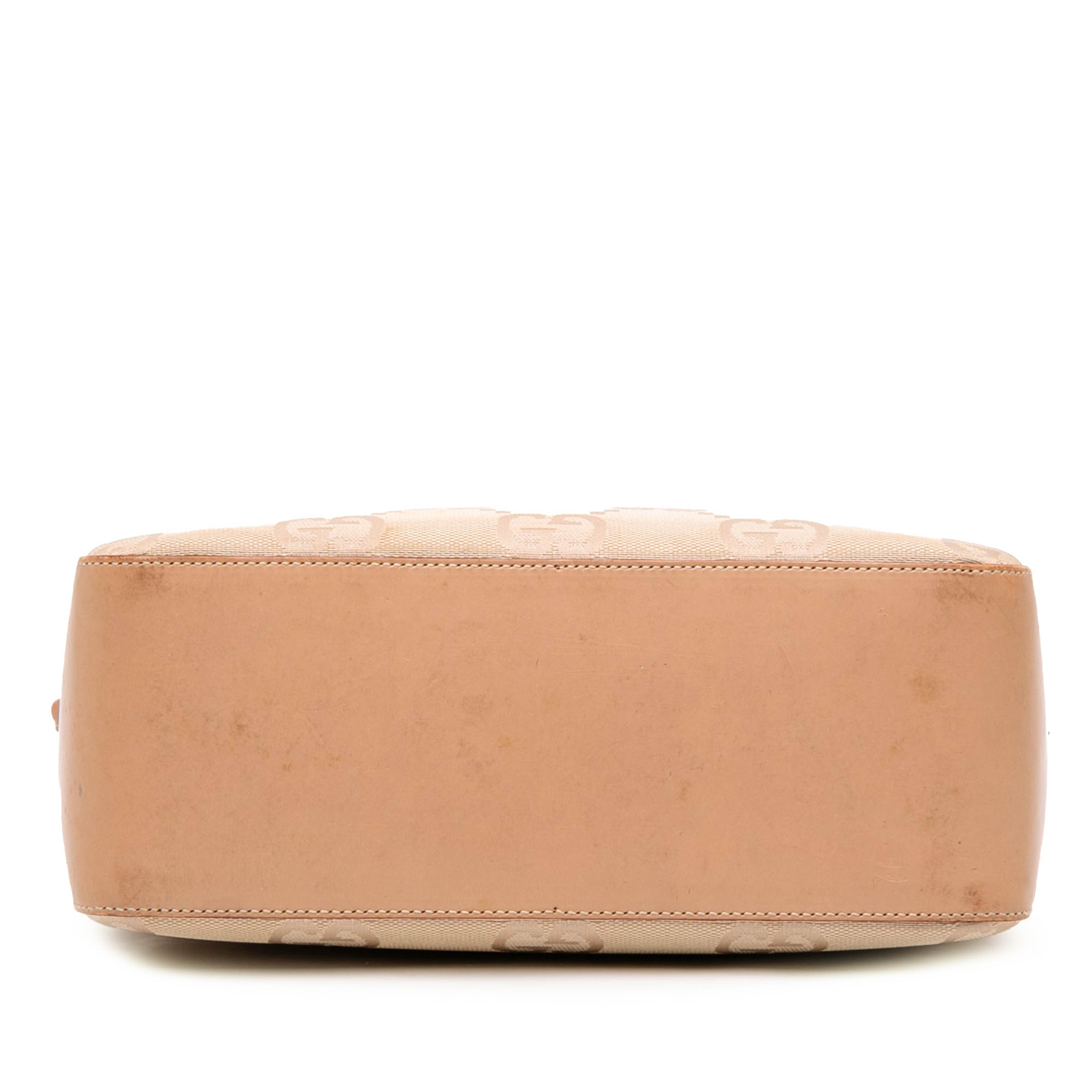 Gucci Jumbo Gg Canvas Shoulder Bag, från Luxclusif, i färgen beige. Klicka för att öppna bilden i stort format