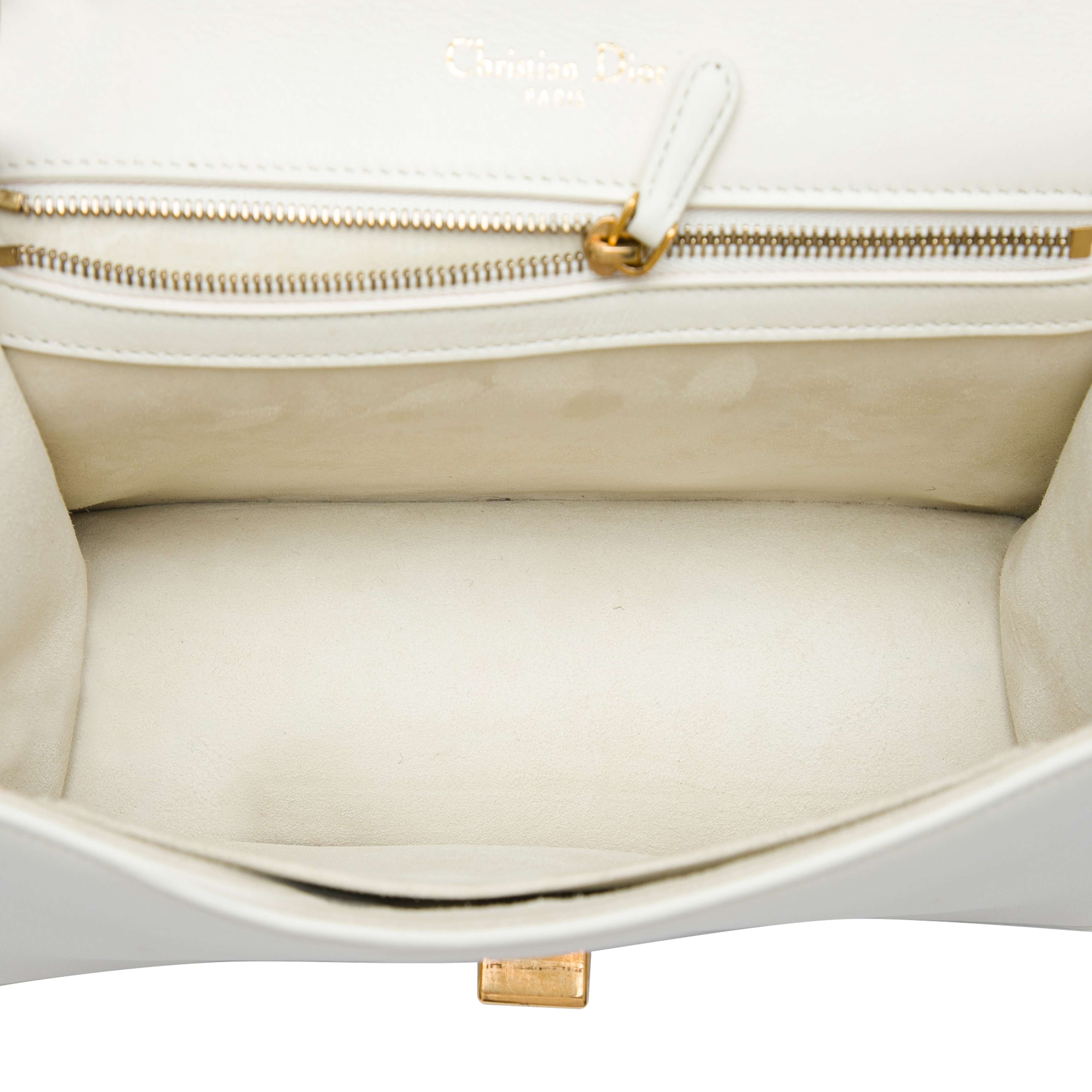 Dior Medium Studded Lambskin Diorama Flap, från Luxclusif, i färgen vit. Klicka för att öppna bilden i stort format
