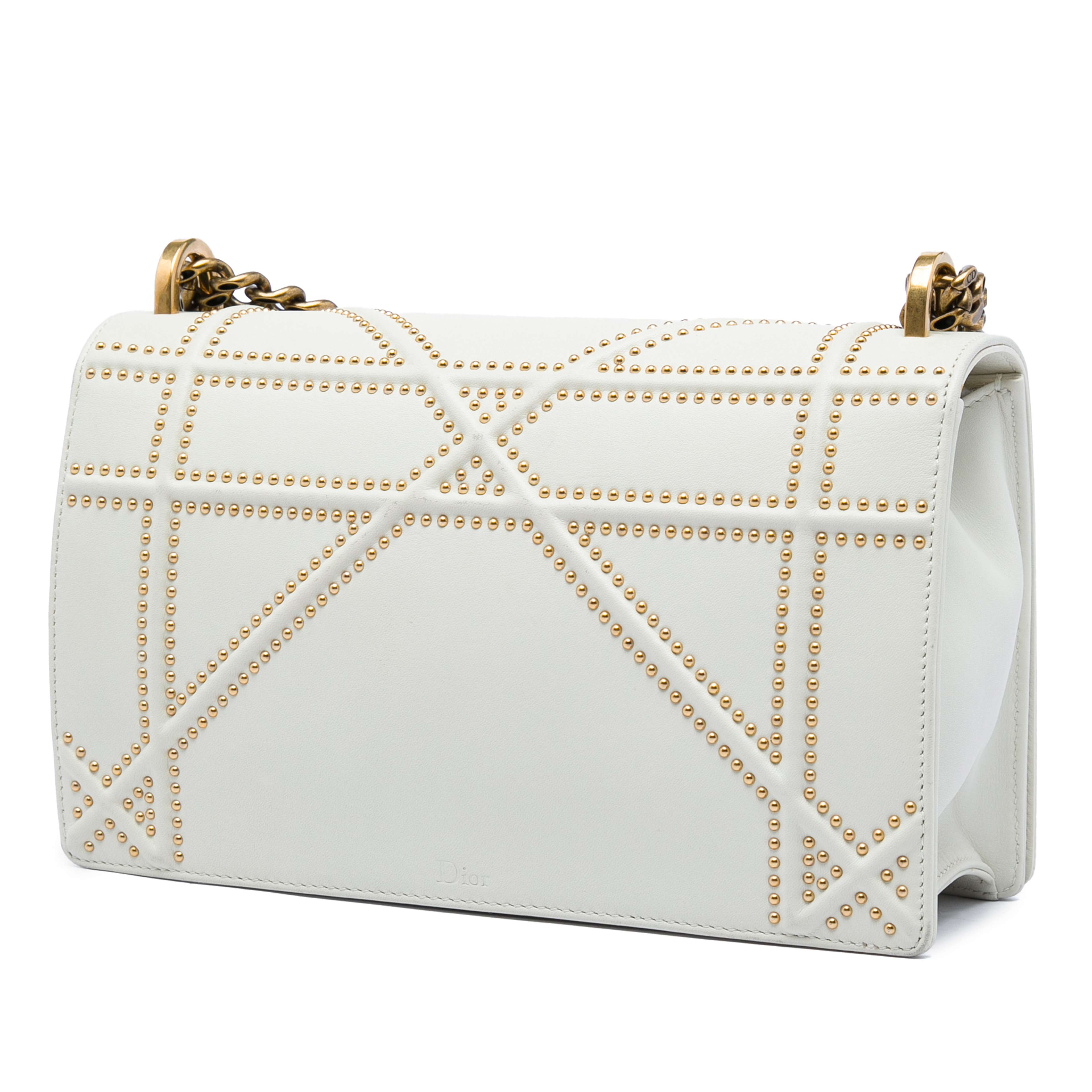 Dior Medium Studded Lambskin Diorama Flap, från Luxclusif, i färgen vit. Klicka för att öppna bilden i stort format