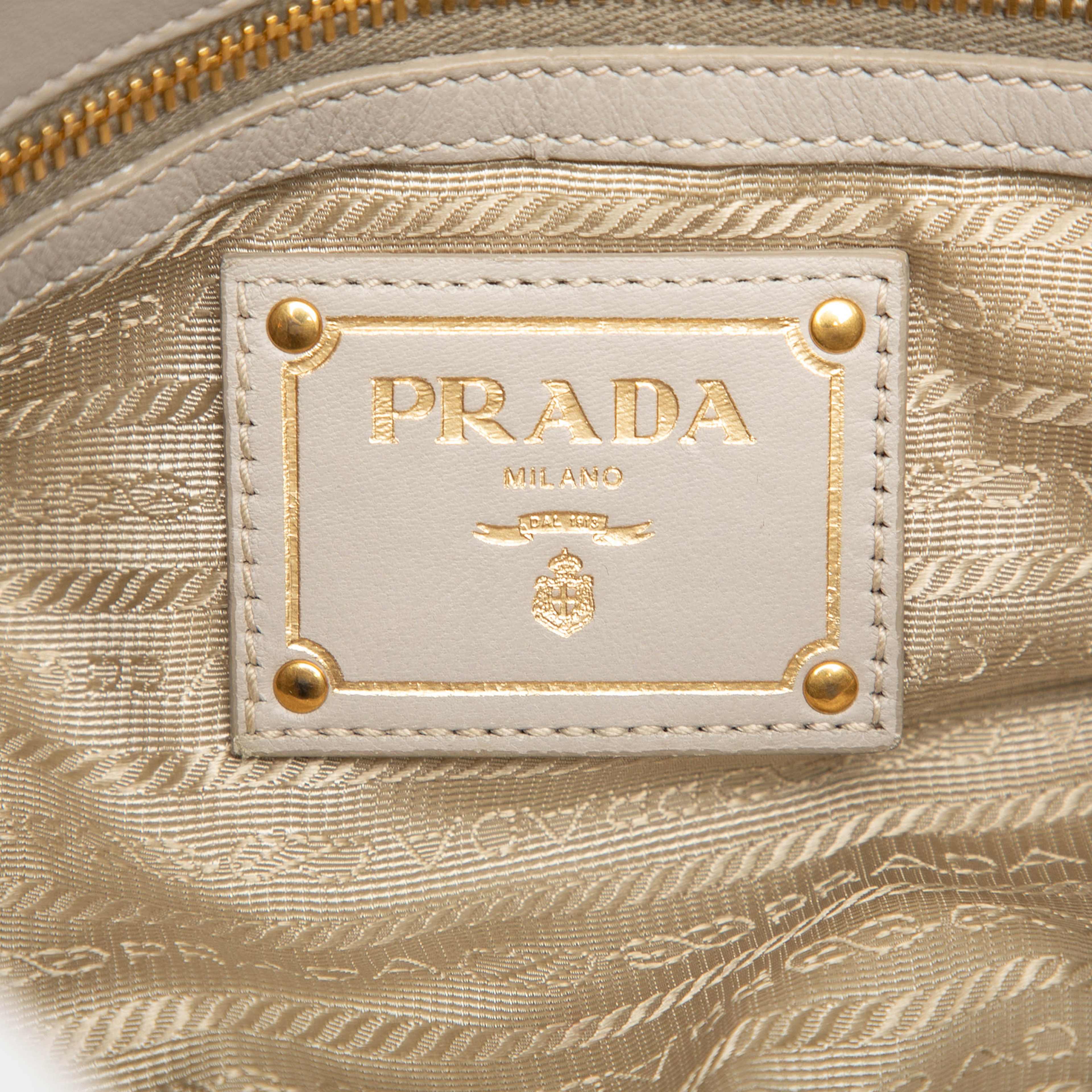 Prada Tessuto Gaufre Satchel, från Luxclusif, i färgen light gray. Klicka för att öppna bilden i stort format