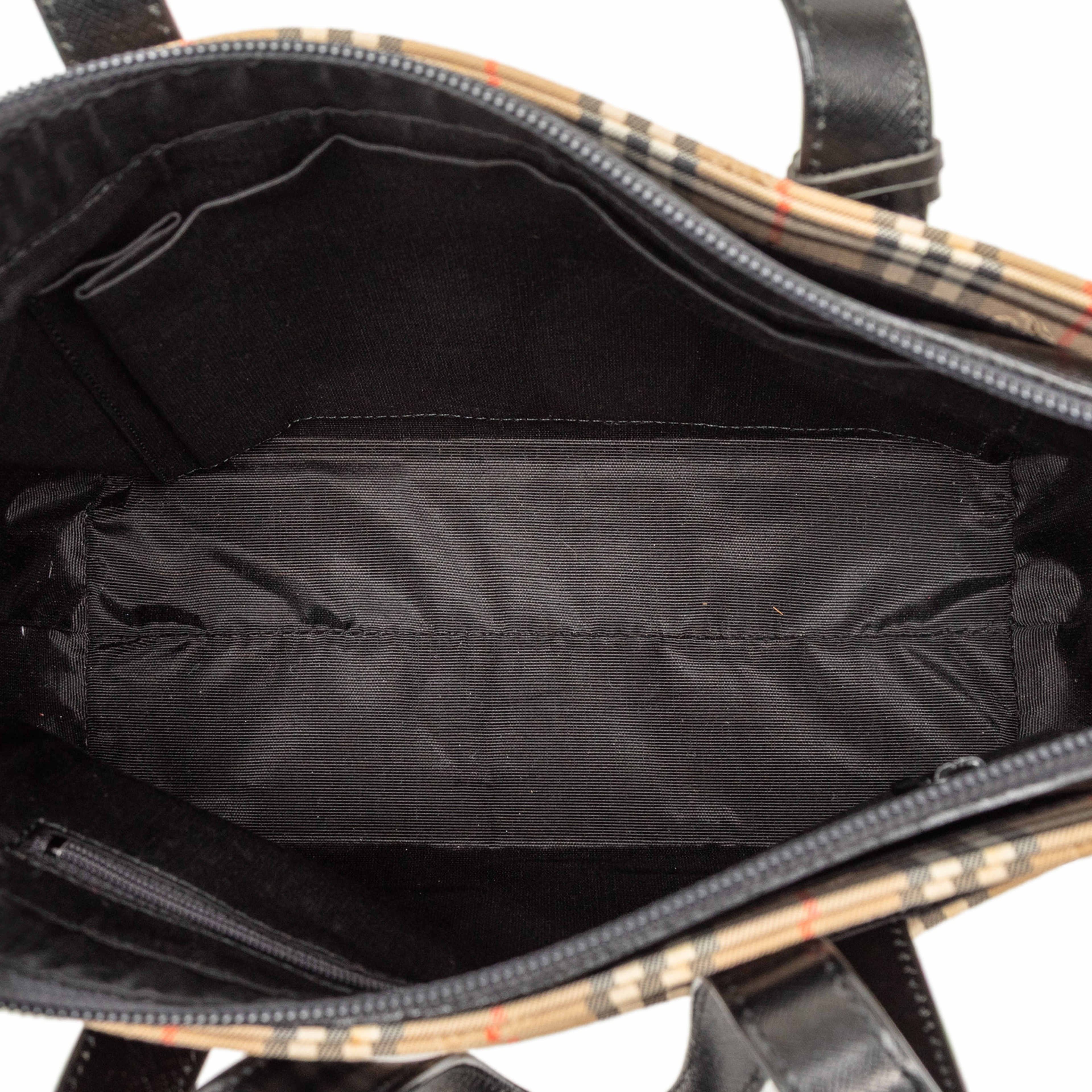 Burberry Haymarket Check Canvas Tote, från Luxclusif, i färgen beige. Klicka för att öppna bilden i stort format