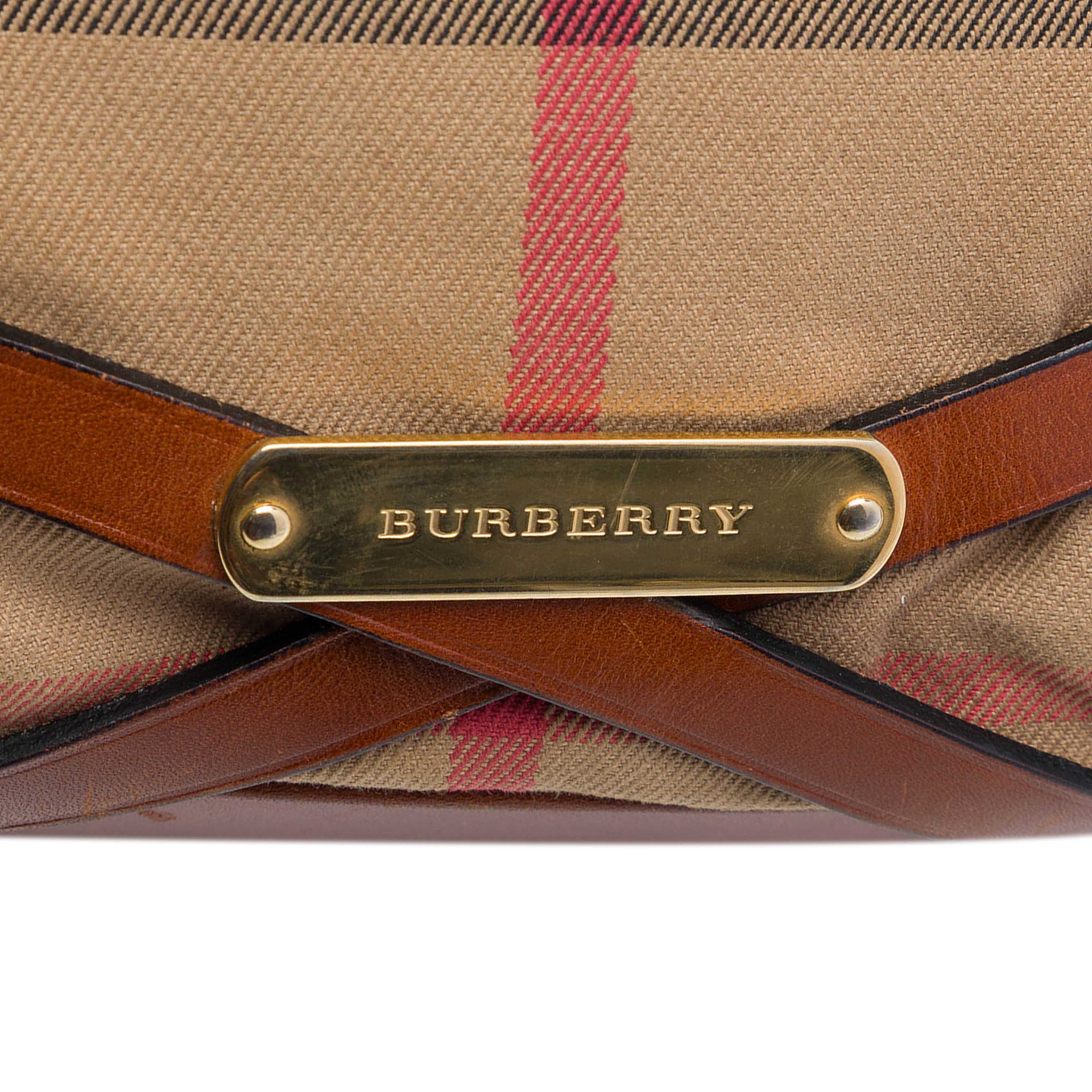 Burberry House Check Canvas Gosford Bridle Satchel, från Luxclusif, i färgen beige. Klicka för att öppna bilden i stort format